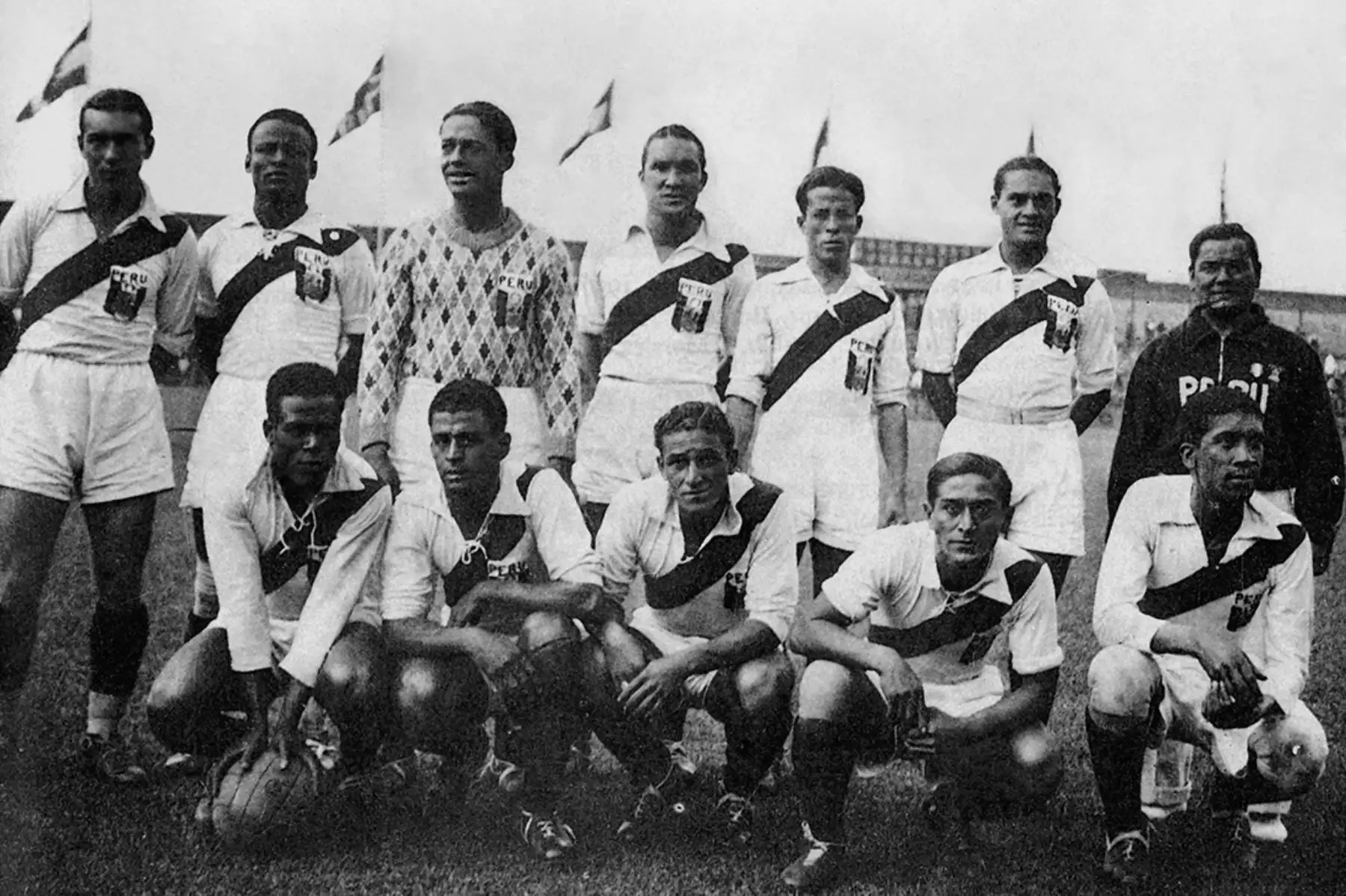 Lima - 1936 / Selección Peruana de Fútbol que participó en los Juegos Olímpicos de Berlín. Figuran: Orestes Jordán, José María Lavalle,  Juan Valdivieso,  Arturo  Fernández, Segundo "Titina" Castillo, Carlos Tovar y Juanito Delgado; Adelfo Magallanes, Jorge "Campolo" Alcalde, Teodoro "Lolo" Fernández, Ernesto Morales  y Alejandro Villanueva. Foto: Internet