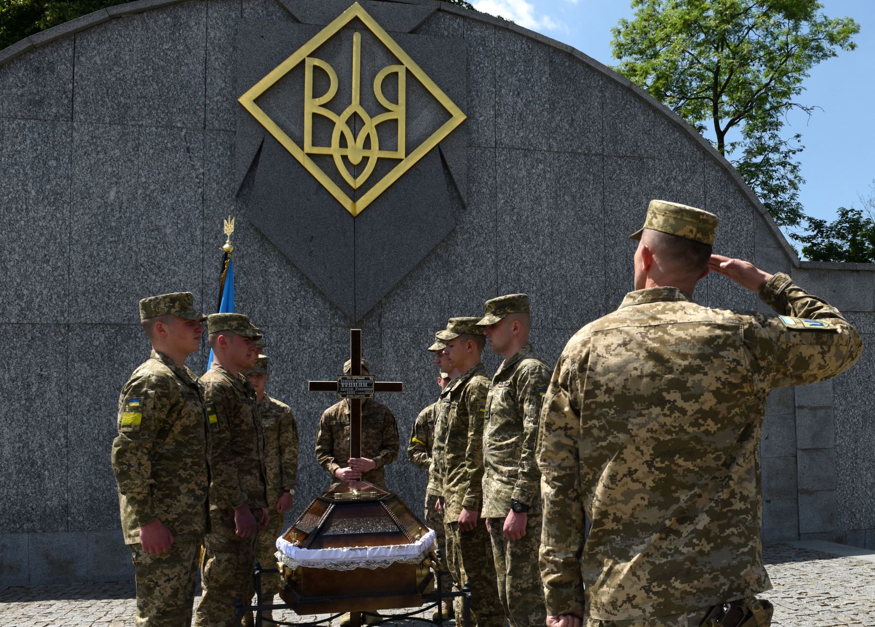 Los soldados ucranianos rinden homenaje al militar ucraniano Serhiy Trocan, asesinado durante la invasión rusa de Ucrania, en el cementerio de Lychakiv, en la ciudad de Lviv, en el oeste de Ucrania, el 3 de junio de 2022.