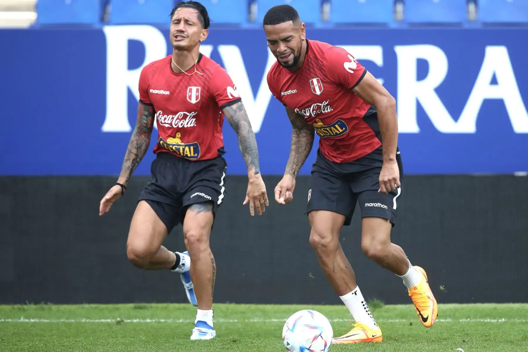 La selección peruana entrenó en el RCDE Stadium de Barcelona con miras al partido  amistoso que jugará ante Nueva Zelanda el  domingo 5 de junio. En la imagen Gianluca Lapadula y Alexander Callens.
Foto: Selección Peruana
