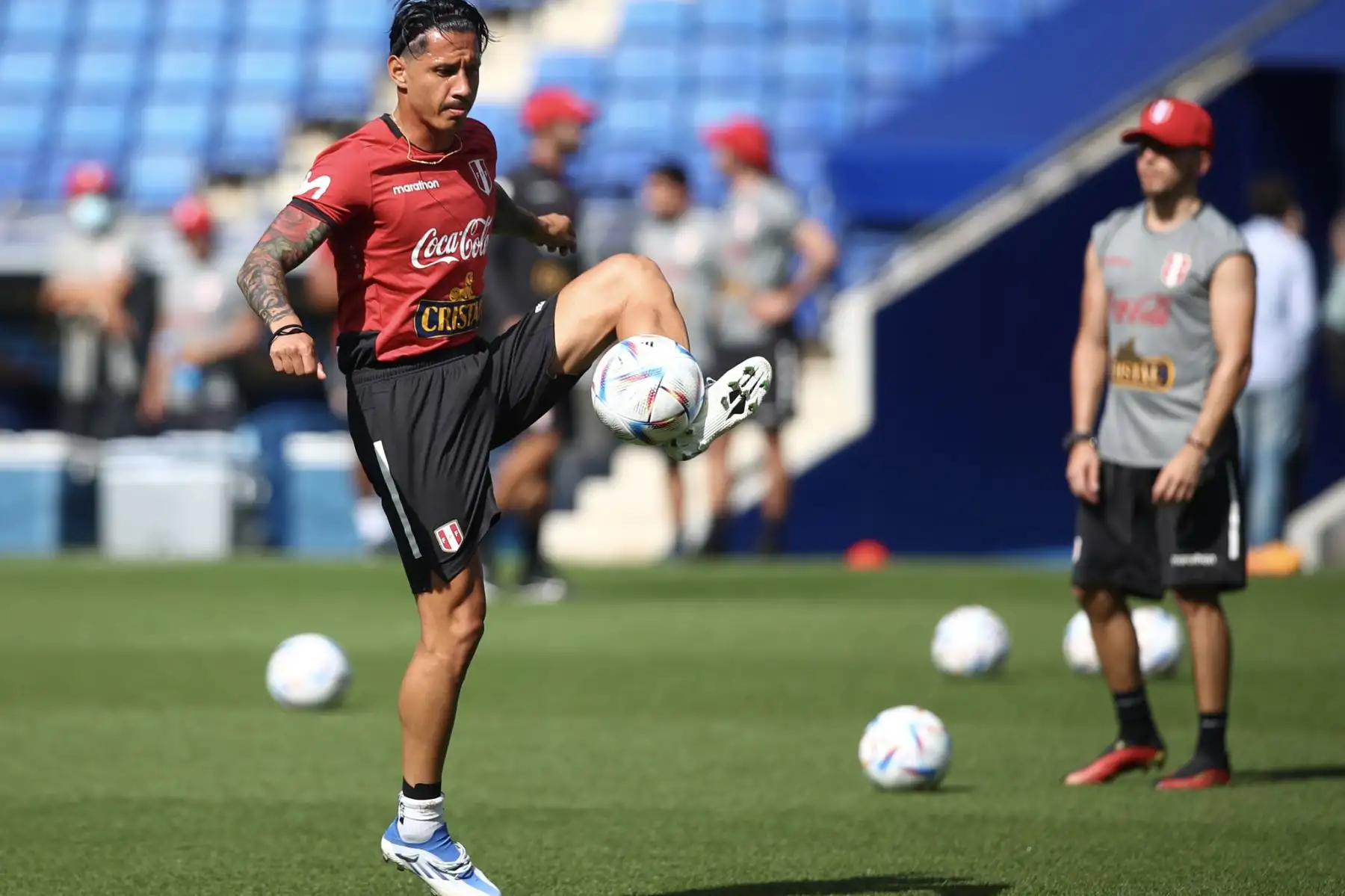 La selección peruana entrenó en el RCDE Stadium de Barcelona con miras al partido  amistoso que jugará ante Nueva Zelanda el  domingo 5 de junio. En la imagen Gianluca Lapadula.
Foto: Selección Peruana