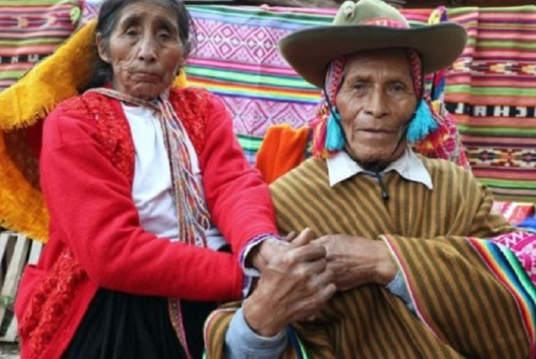 Bernardina Luna Cutipa, de 75 años de edad, y su esposo, Mariano Huaychay Luna, de 78, usuarios de Pensión 65, continúan creando hermosas prendas y mantas pintadas de arcoíris y que llevan tatuados motivos incaicos.