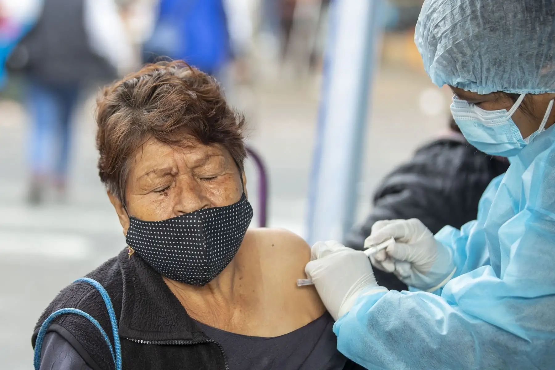 Ministerio de Salud realizó campaña de vacunación contra la COVID-19 y otras enfermedades en la Estación Gamarra de la Línea 1 Metro del Lima. Foto: ANDINA/Carla Patiño