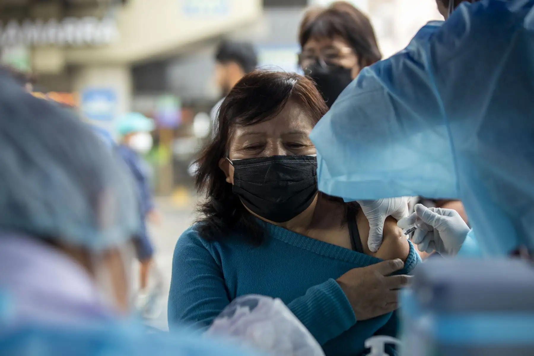 Ministerio de Salud realizó campaña de vacunación contra la COVID-19 y otras enfermedades en la Estación Gamarra de la Línea 1 Metro del Lima. Foto: ANDINA/Carla Patiño
