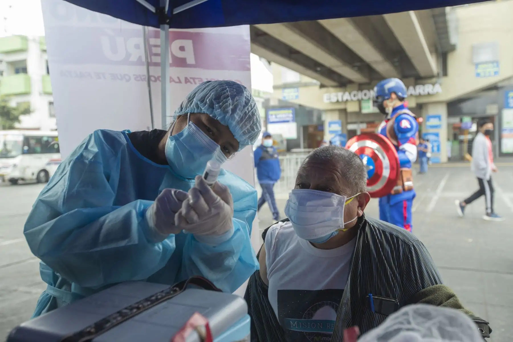 Ministerio de Salud realizó campaña de vacunación contra la COVID-19 y otras enfermedades en la Estación Gamarra de la Línea 1 Metro del Lima. Foto: ANDINA/Carla Patiño