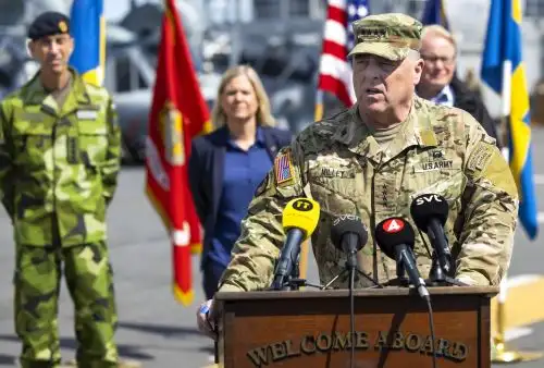 El Presidente del Estado Mayor Conjunto de los Estados Unidos, el General Mark Milley, habla durante una conferencia de prensa, a la que también asistieron (L-R) el Comandante Supremo sueco Micael Bydén, la Primera Ministra sueca Magdalena Andersson y el Ministro de Defensa sueco Peter Hultqvist, a bordo del buque de guerra anfibio estadounidense USS Kearsarge en Estocolmo, Suecia, el 4 de junio de 2022, antes del ejercicio Baltic Operations 