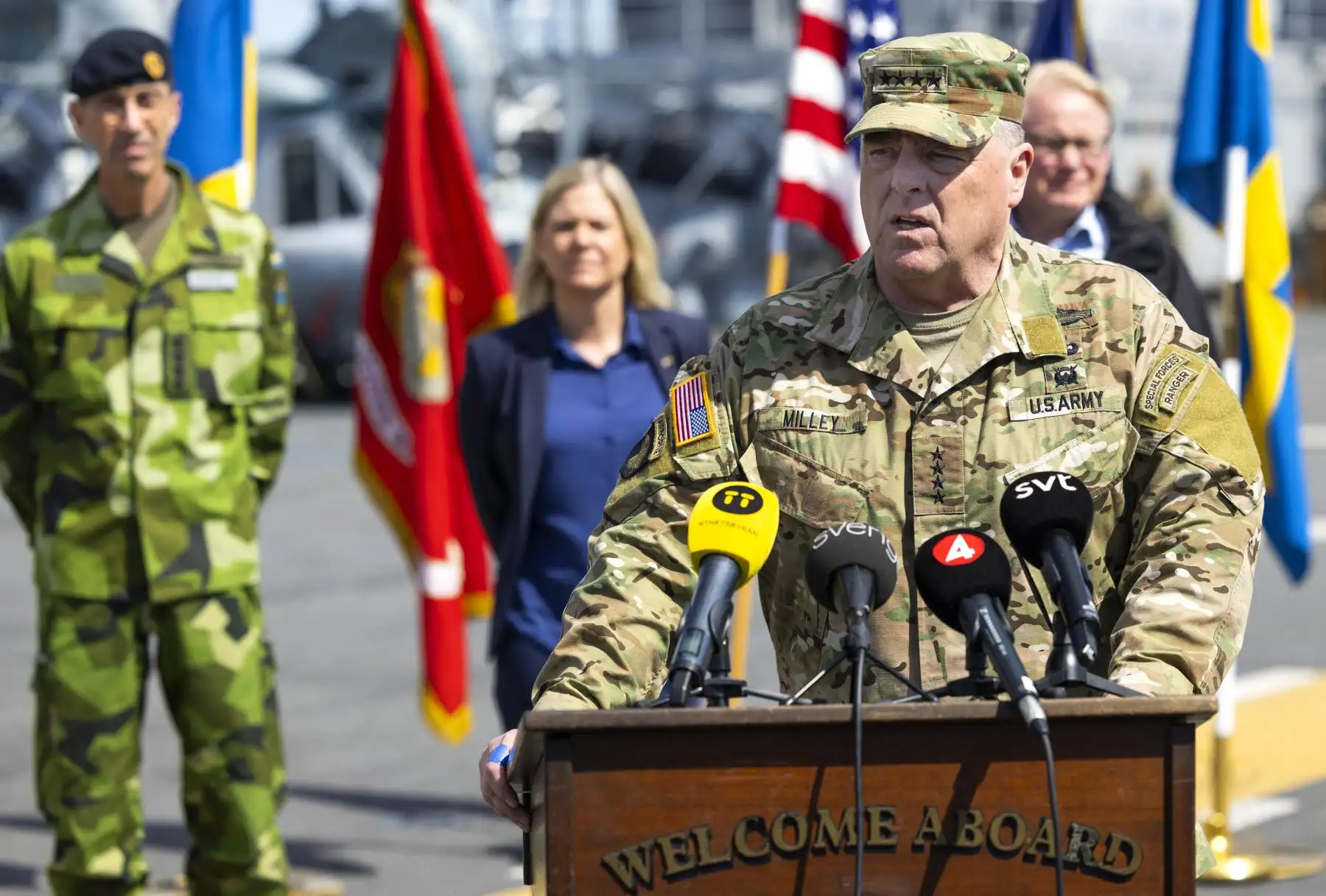 El Presidente del Estado Mayor Conjunto de los Estados Unidos, el General Mark Milley, habla durante una conferencia de prensa, a la que también asistieron (L-R) el Comandante Supremo sueco Micael Bydén, la Primera Ministra sueca Magdalena Andersson y el Ministro de Defensa sueco Peter Hultqvist, a bordo del buque de guerra anfibio estadounidense USS Kearsarge en Estocolmo, Suecia, el 4 de junio de 2022, antes del ejercicio Baltic Operations 