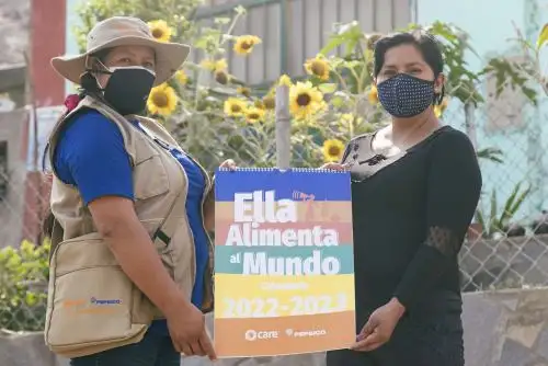 Agente comunitaria de salud (izq.) del proyecto 