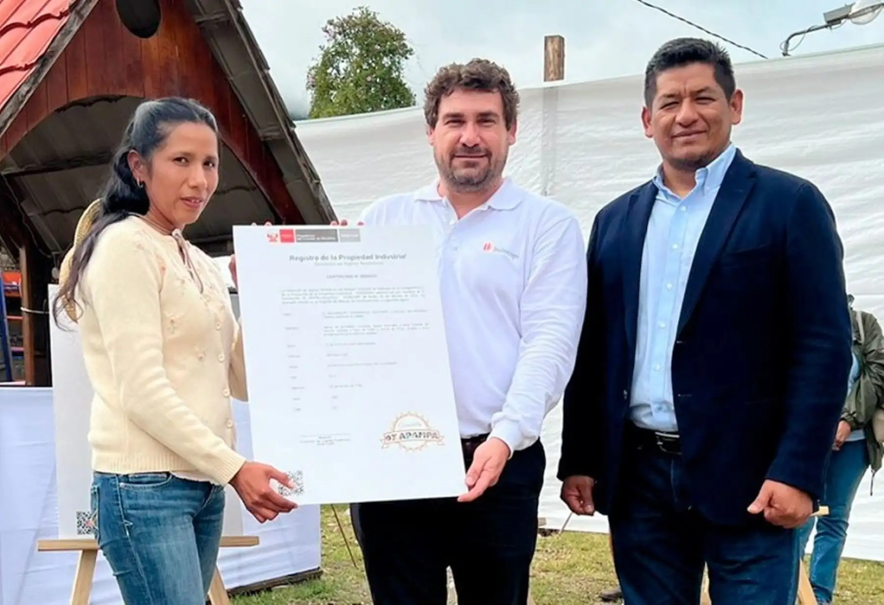 El presidente ejecutivo del Indecopi, Julián Palacín Gutiérrez, destacó el importante apoyo que viene desarrollando la institución a través de su oficina regional en La Merced, desde donde ofrece sus servicios para impulsar la inclusión social de las comunidades nativas y el desarrollo económico de las localidades de la selva central.