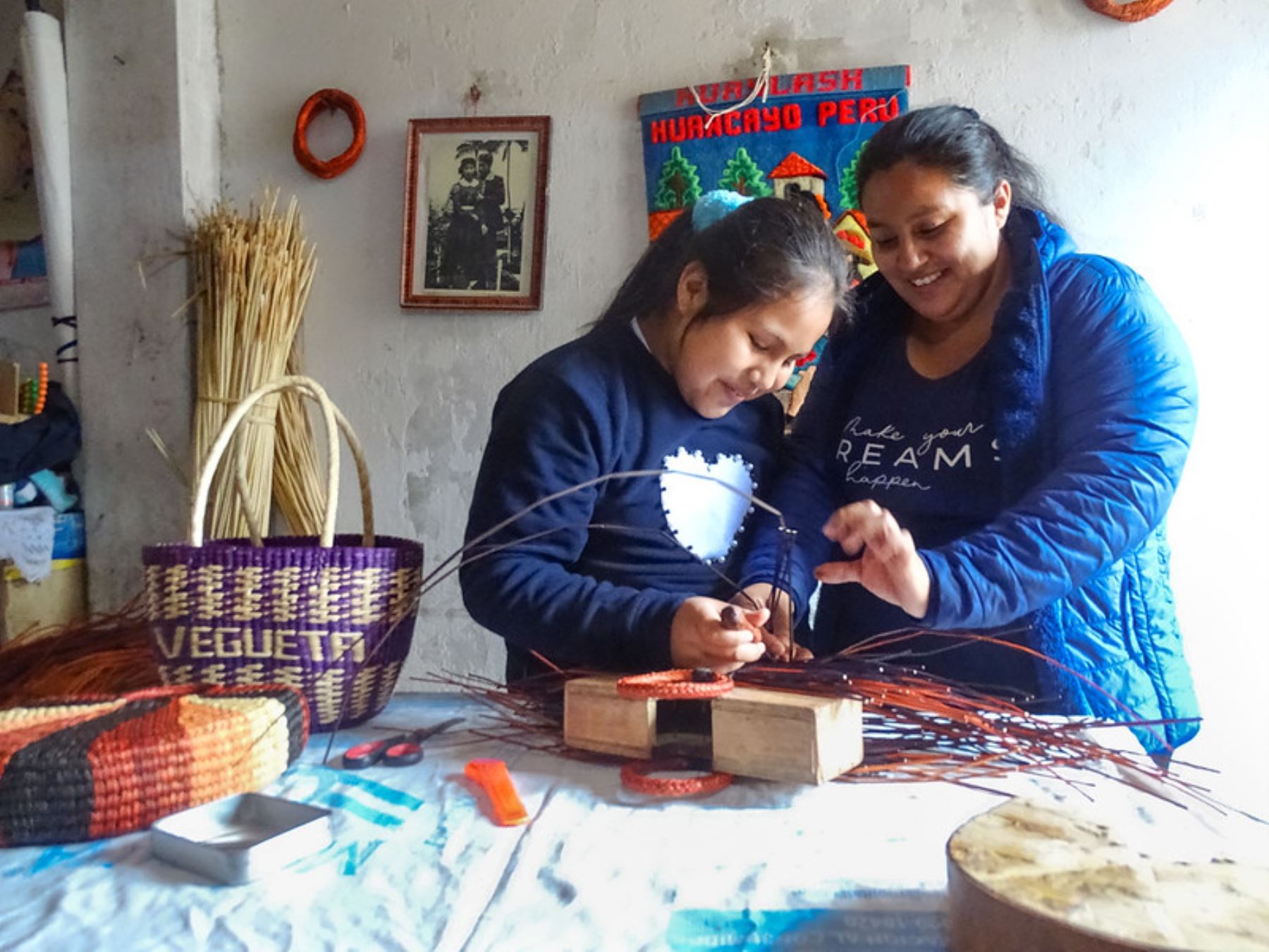 Conoce a Vernis Rodríguez, niña usuaria de Qali Warma que elabora canastas ecoamigables