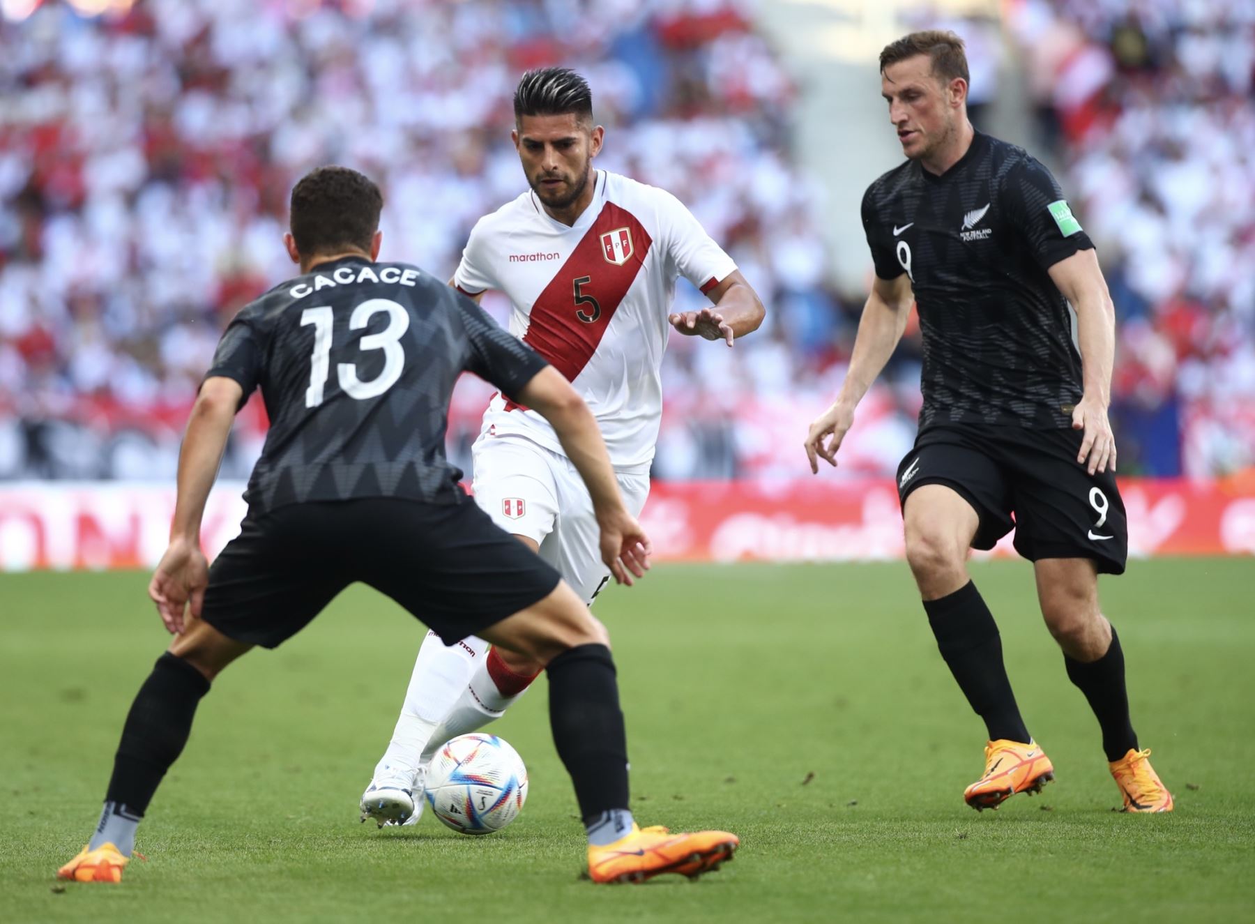 Carlos Zambrano fue uno de los altos valores peruanos en el partido amistoso ante Nueva Zelanda jugado este domingo en Barcelona