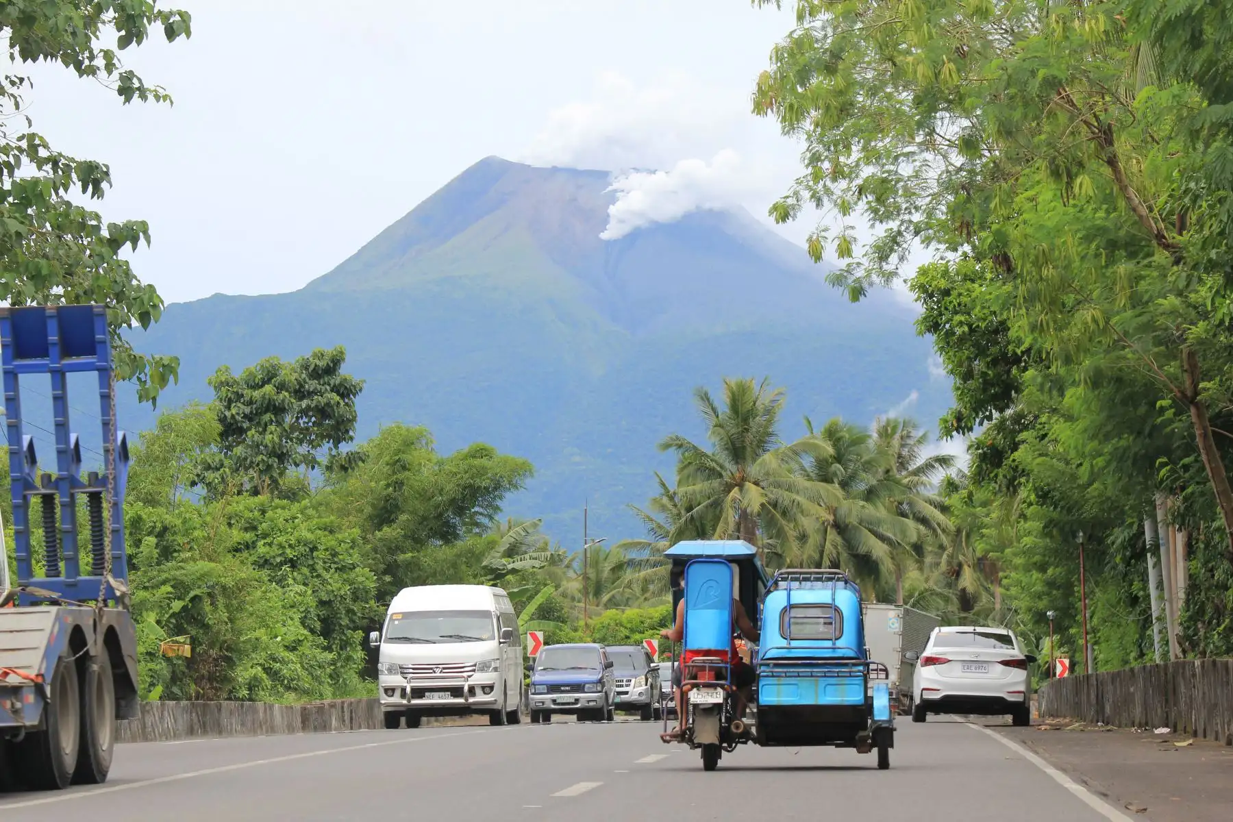 Se libera vapor del volcán Bulusan visto desde la ciudad de Casiguran, provincia de Sorsogon, después de la repentina erupción del volcán.
Foto: AFP