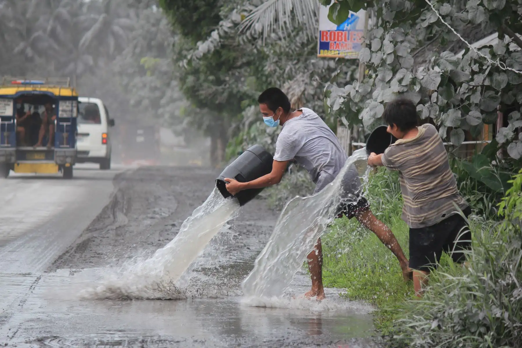 Los residentes usan agua para limpiar las cenizas del frente de sus residencias en la ciudad de Juban, provincia de Sorsogon, luego de la repentina erupción del volcán Bulusan.
Foto: AFP