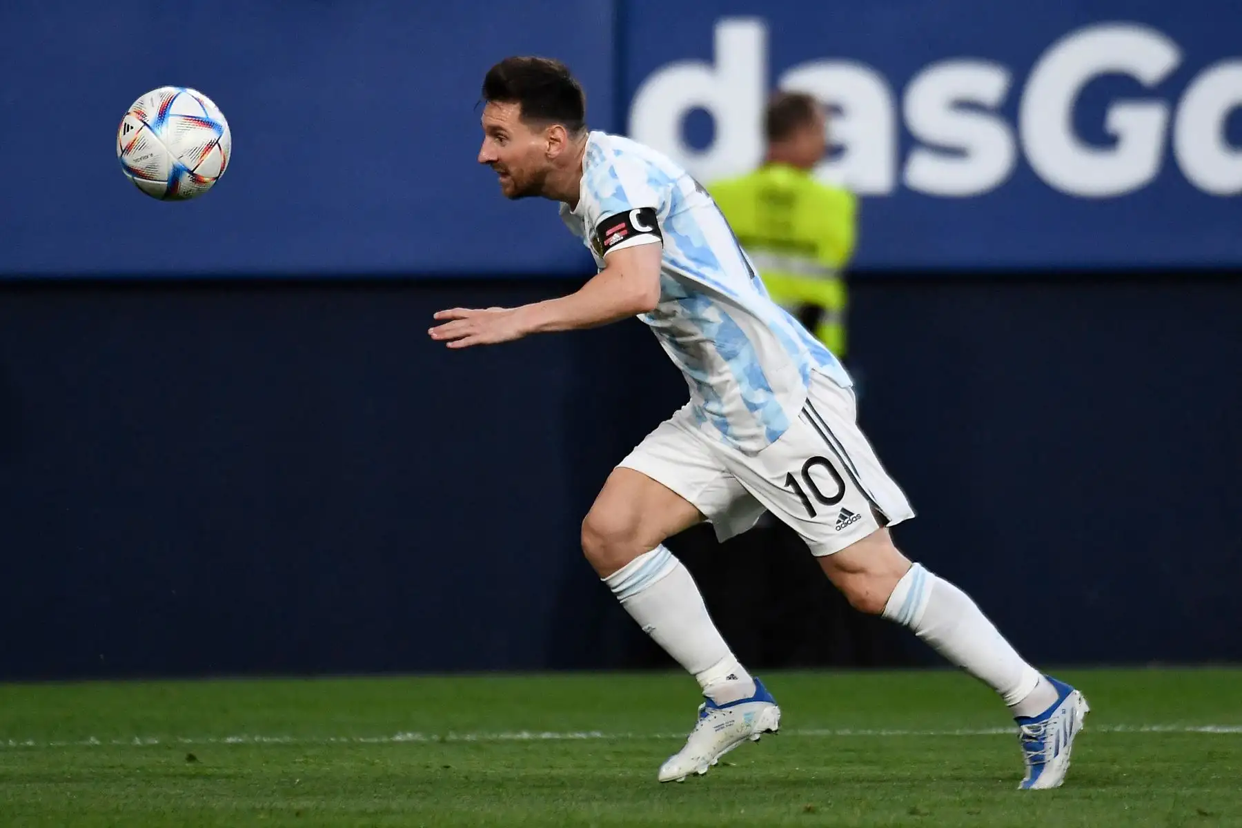 El delantero argentino, Lionel Messi, corre con el balón durante el partido amistoso internacional frente a  Estonia. Foto: AFP