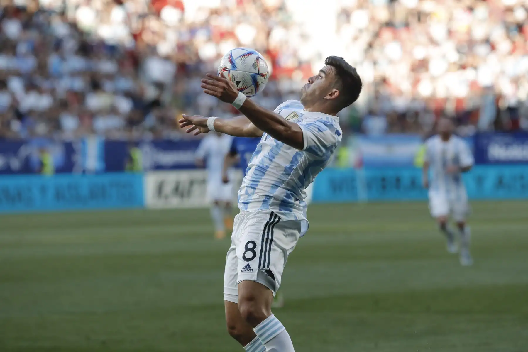 El lateral de la selección argentina, Marcos Acuña, controla un balón durante un partido internacional amistoso frente a Estonia, en el estadio El Sadar, en Pamplona. Foto: EFE