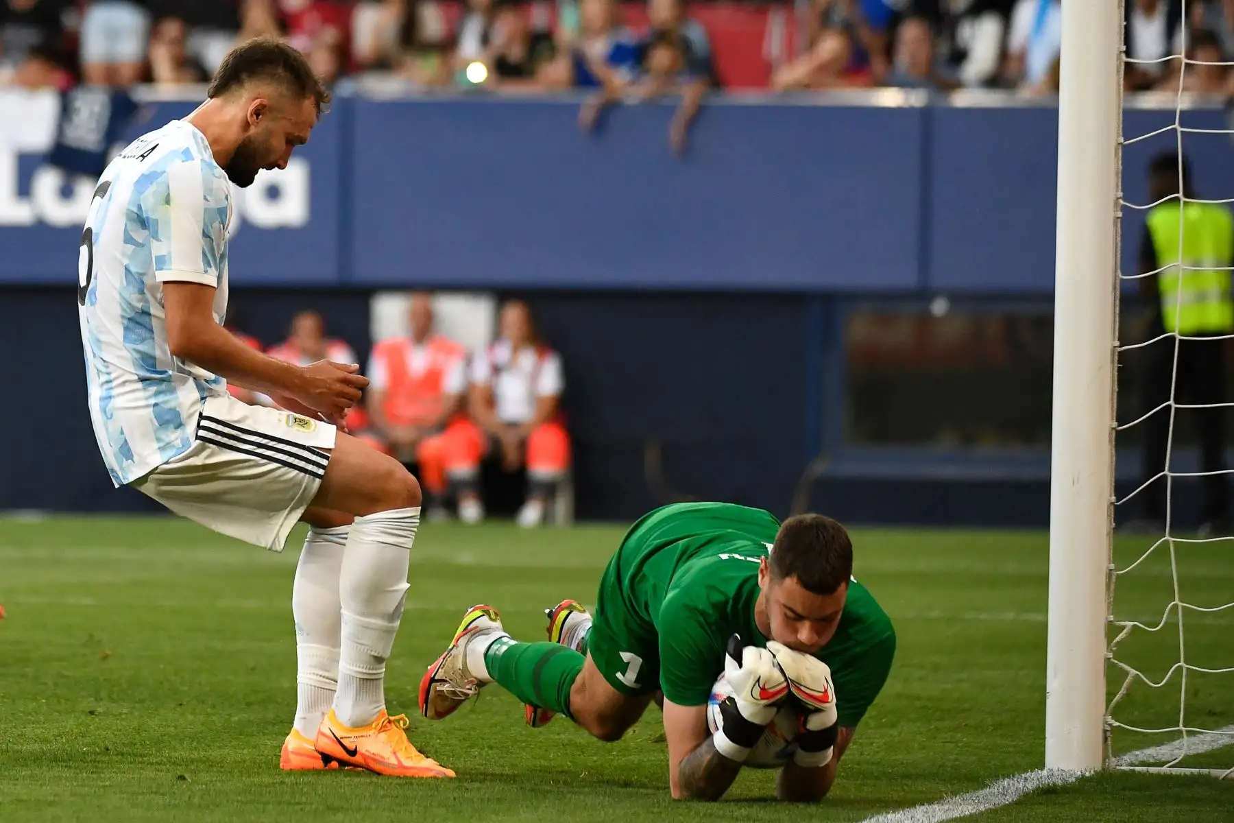 German Pezzella de Argentina lucha por el balón con el portero de Estonia, Matvei Igonen, durante el partido amistoso internacional. Foto: EFE