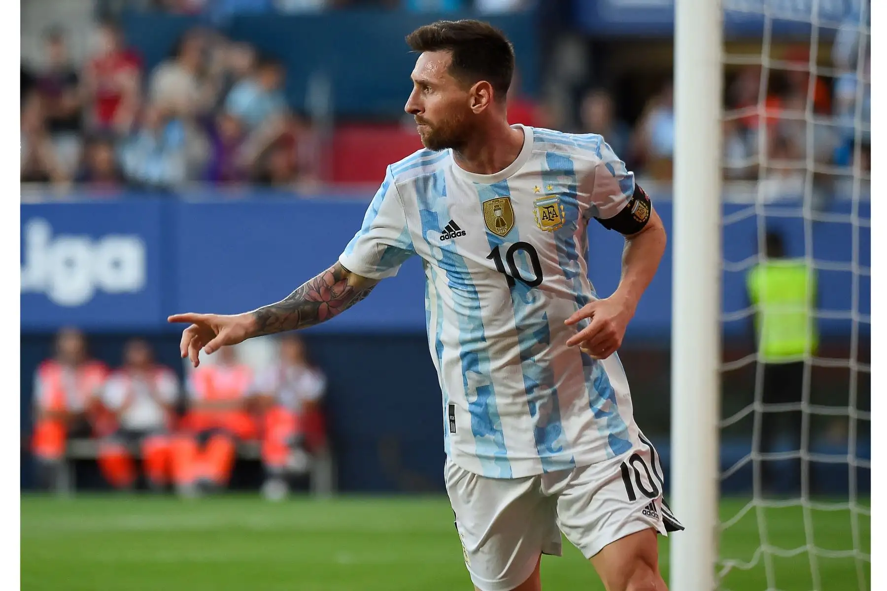 El delantero argentino Lionel Messi celebra después de marcar el segundo gol de su equipo durante partido amistoso internacional frente a Estonia. Foto: AFP