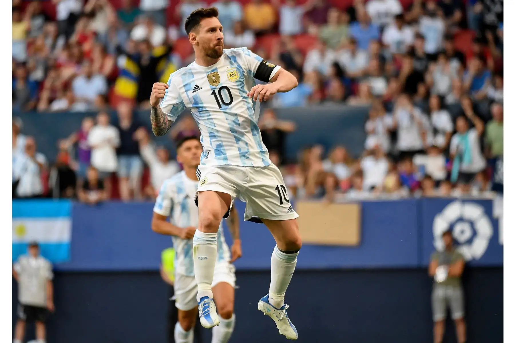 El delantero argentino, Lionel Messi, celebra después de marcar el primer gol de su equipo durante el partido amistoso internacional frente a Estonia, en el estadio El Sadar de Pamplona, España. Foto: AFP