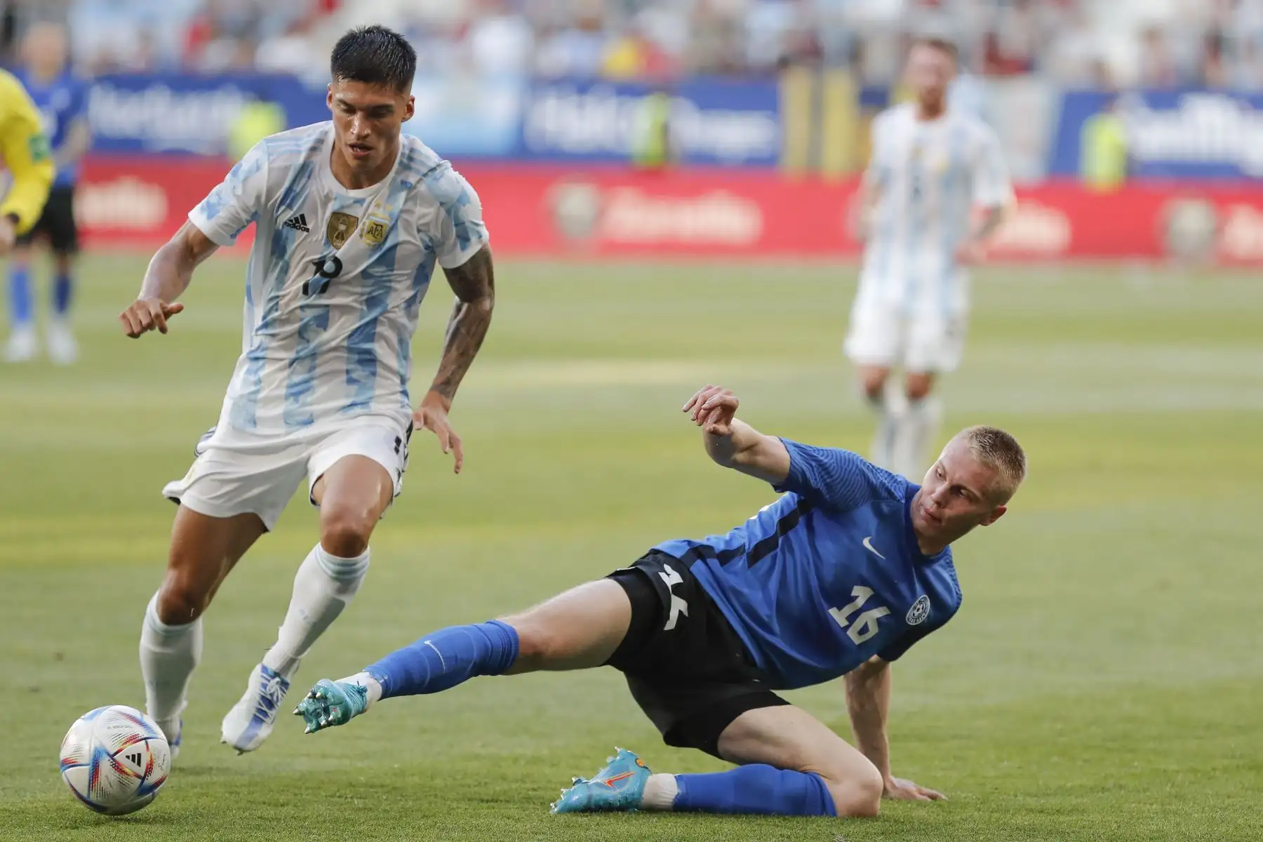 El delantero de la selección argentina, Julián Álvarez, disputa el balón ante el defensa de Estonia, Joonas Tamm, durante un partido internacional amistoso. Foto: EFE