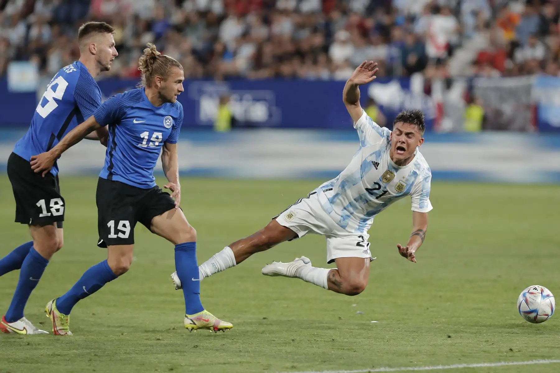 El delantero de la selección argentina, Paulo Dybala, ante el defensa central de Estonia, Rasmus Peetson, durante un partido internacional amistoso. Foto: EFE