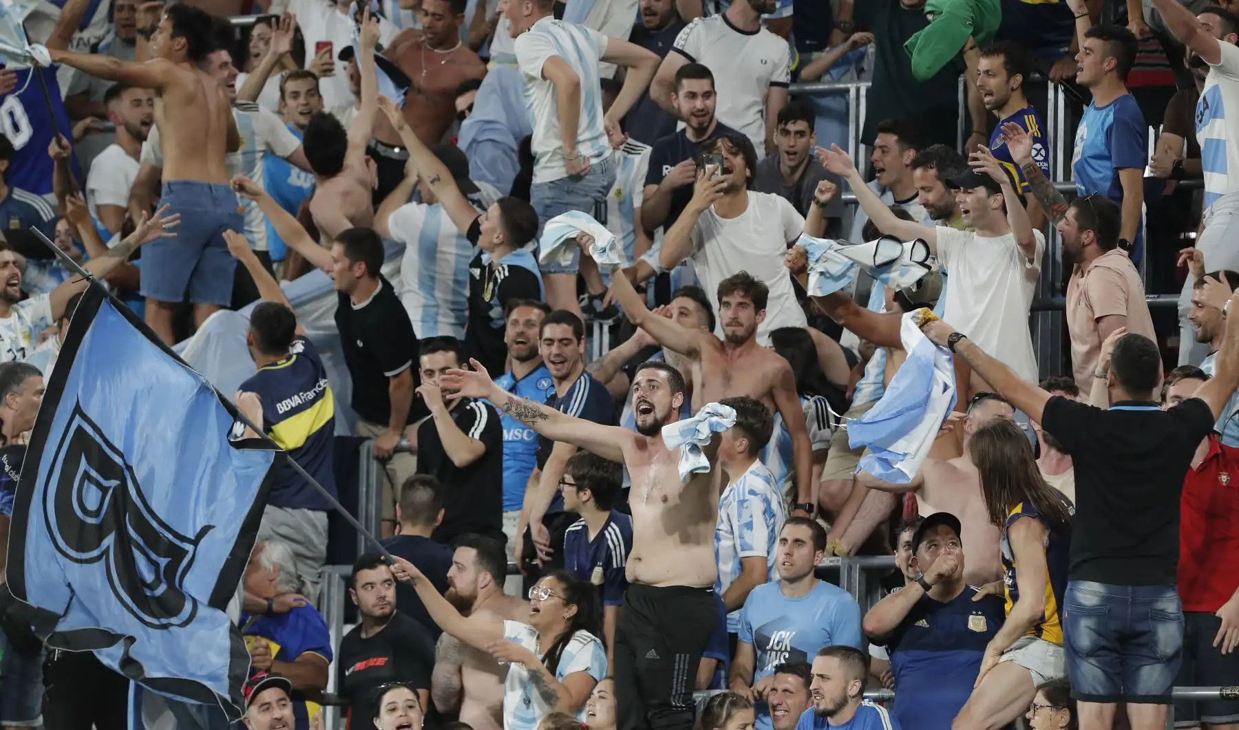La afición argentina durante el partido internacional frente a Estonia, en el estadio El Sadar, en Pamplona, España. Foto: EFE