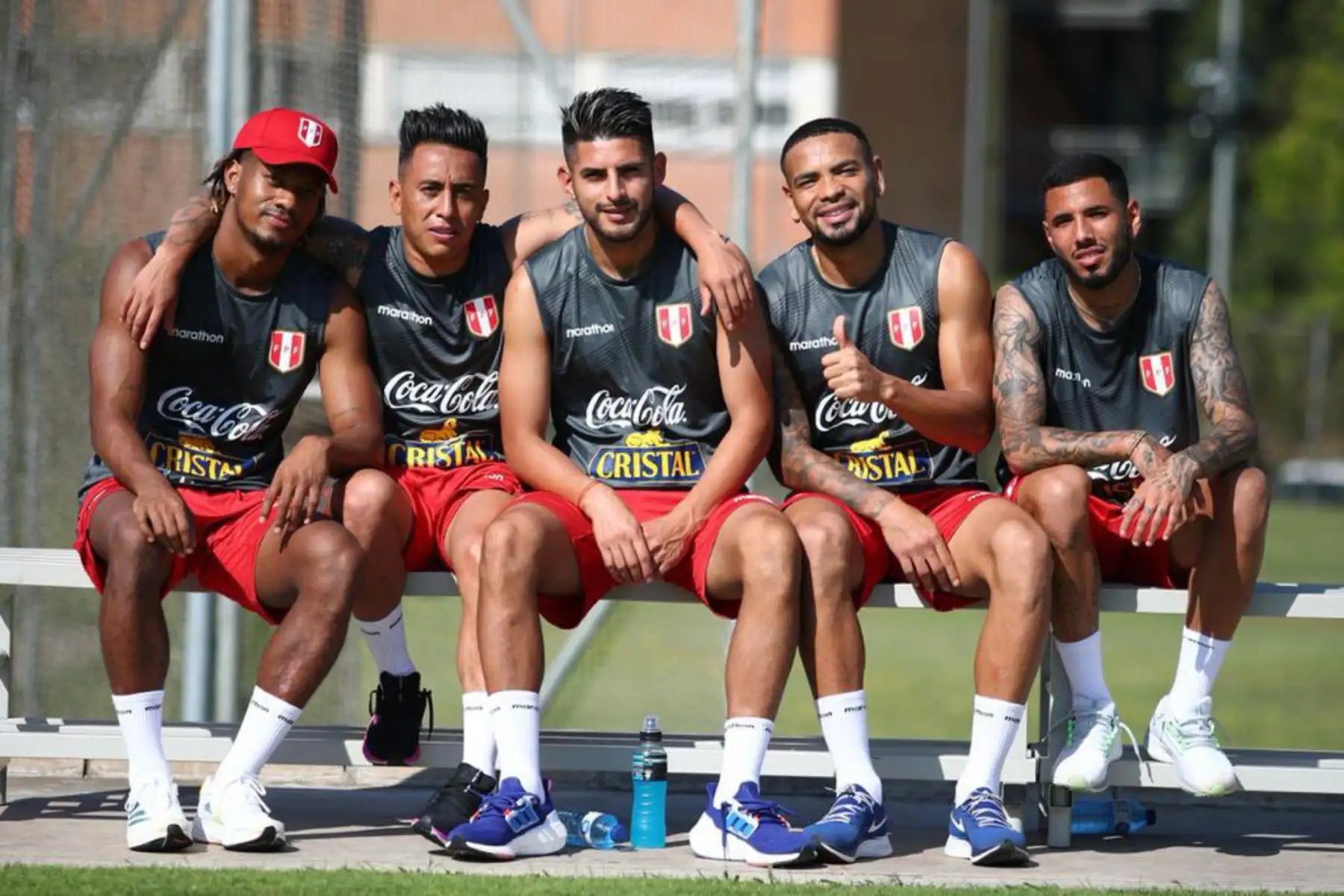 Futbolistas André Carrillo, Christian Cueva, Carlos Zambrano, Alexander Callens y Sergio Peña de la selección peruana, durante un nuevo día de entrenamientos en el Centro de Alto Rendimiento Deportivo de San Cugat, en Barcelona. Foto: FPF