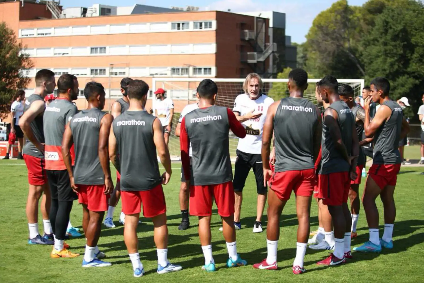 El entrenador Ricardo Gareca de la selección peruana, durante un nuevo día de entrenamientos en el Centro de Alto Rendimiento Deportivo de San Cugat, en Barcelona. Foto: FPF