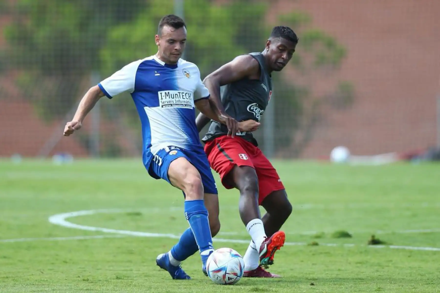 Futbolista Miguel Araujo de la selección peruana, durante un nuevo día de entrenamientos en el Centro de Alto Rendimiento Deportivo de San Cugat, en Barcelona. Foto: FPF