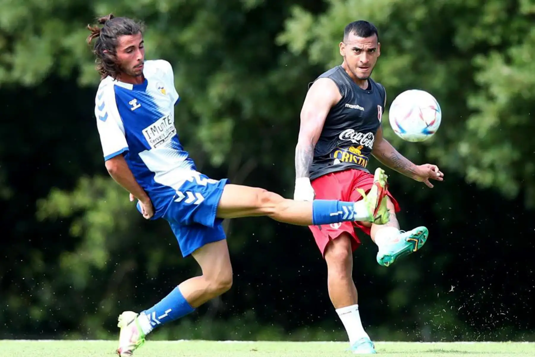 Futbolista Miguel Trauco de la selección peruana, durante un nuevo día de entrenamientos en el Centro de Alto Rendimiento Deportivo de San Cugat, en Barcelona. Foto: FPF