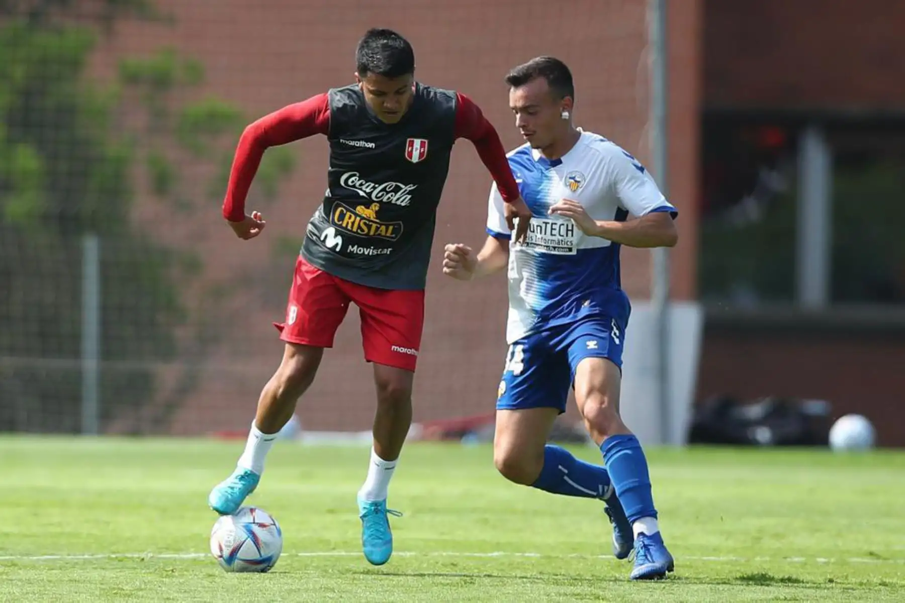Futbolista Jhilmar Lora de la selección peruana, durante un nuevo día de entrenamientos en el Centro de Alto Rendimiento Deportivo de San Cugat, en Barcelona. Foto: FPF
