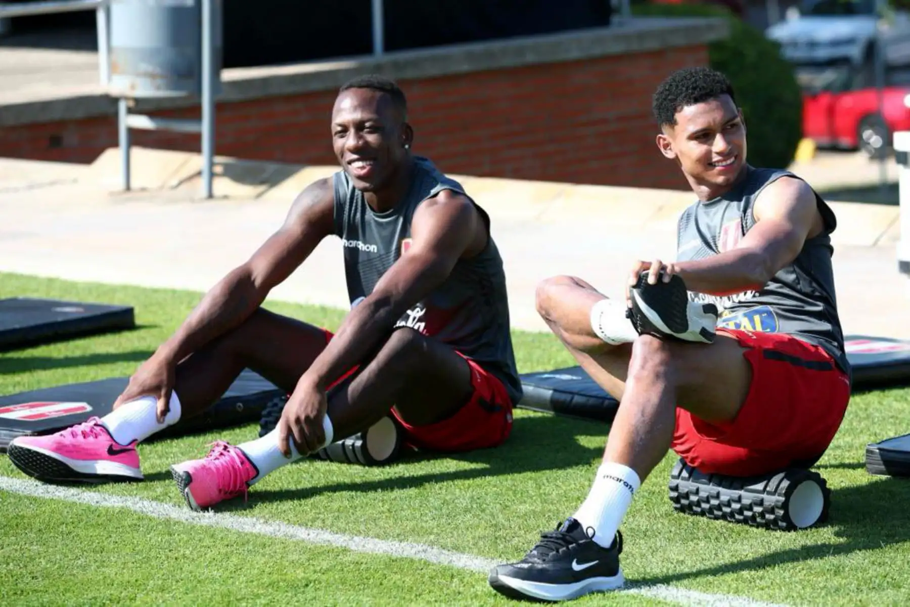 Futbolistas Luis Advíncula  y  Marcos López de la selección peruana, durante un nuevo día de entrenamientos en el Centro de Alto Rendimiento Deportivo de San Cugat, en Barcelona. Foto: FPF