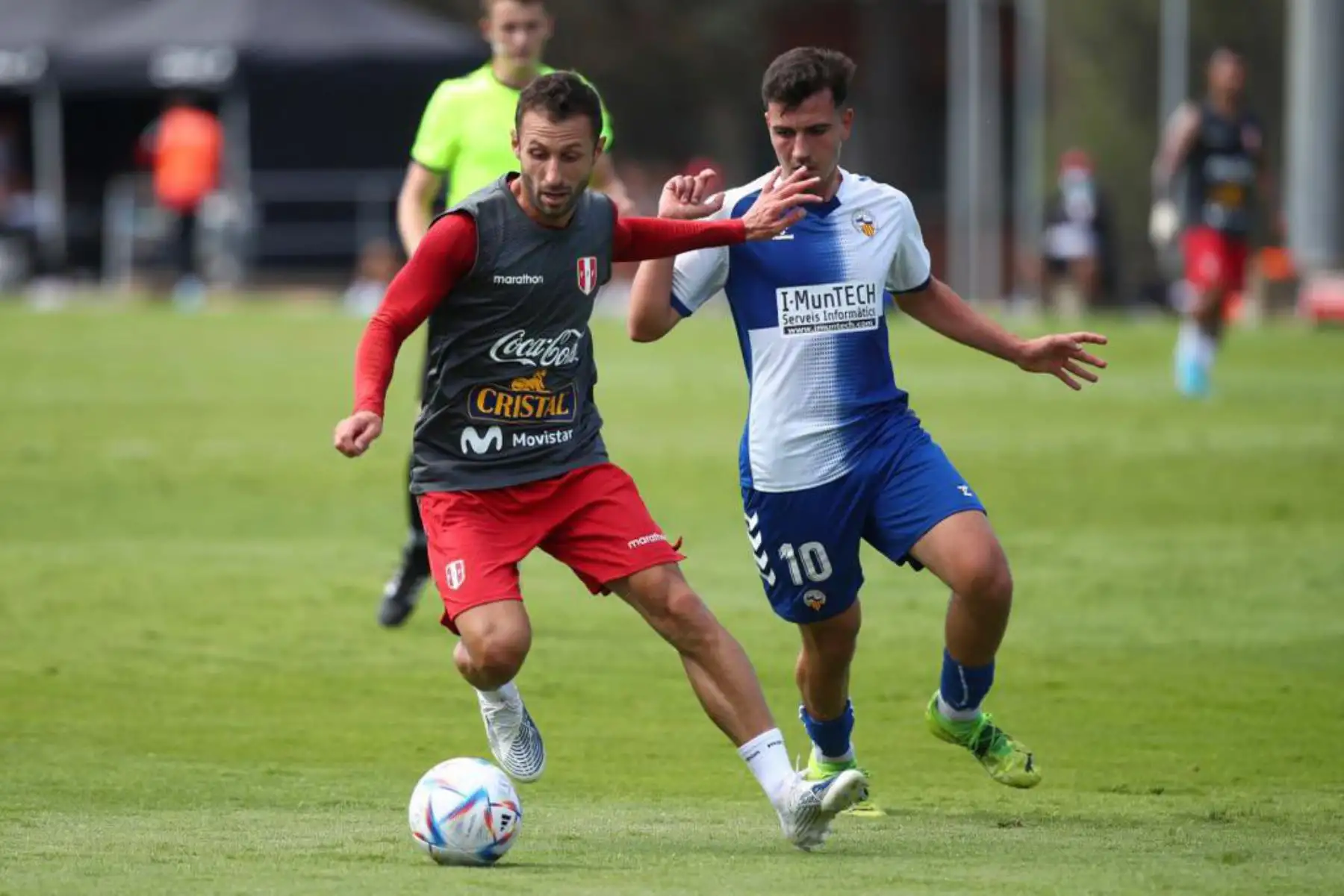 Futbolista Horacio Calcaterra de la selección peruana, durante un nuevo día de entrenamientos en el Centro de Alto Rendimiento Deportivo de San Cugat, en Barcelona. Foto: FPF