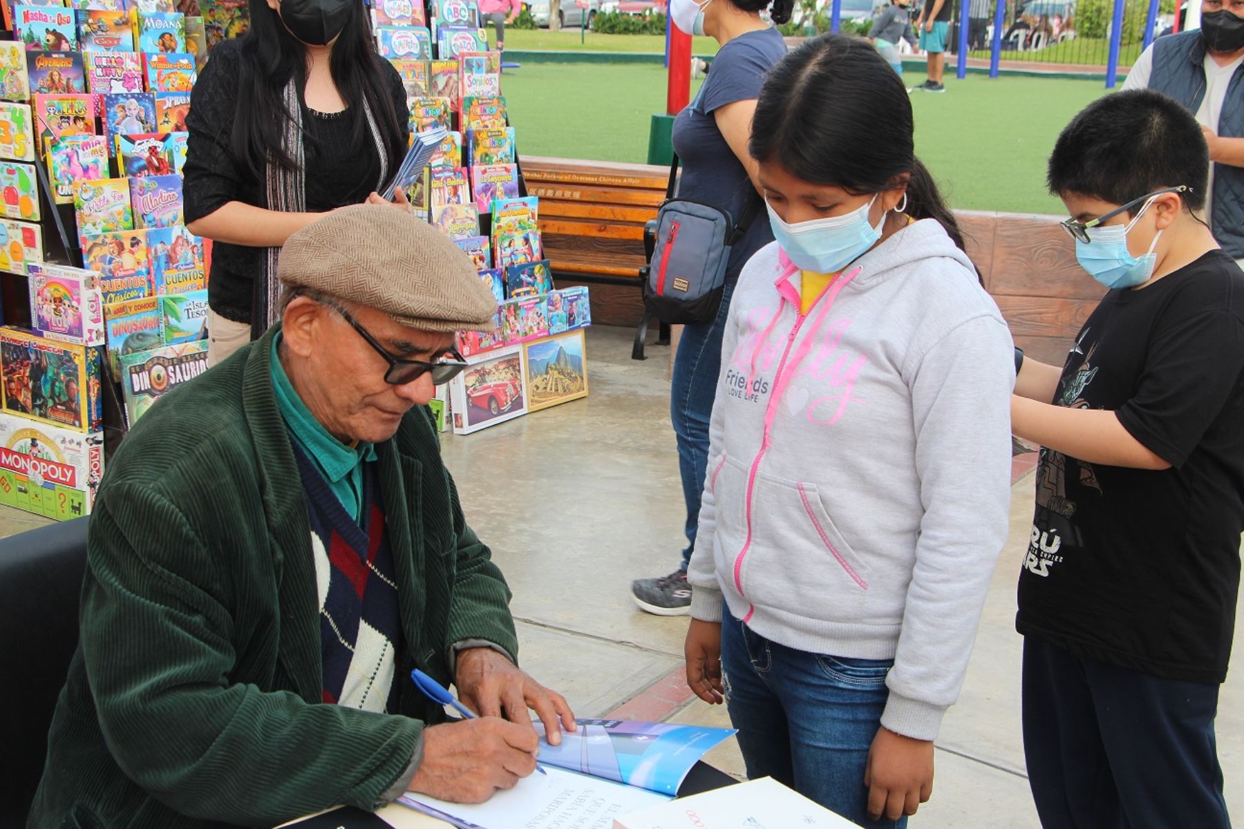 Feria del libro "Ciudad con Cultura" llega al Centro histórico de Cusco.