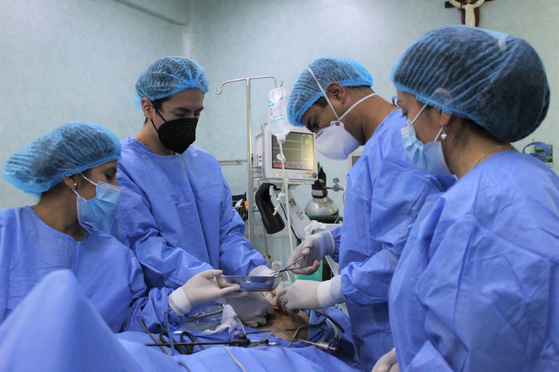 Médicos de EsSalud realizan intervención quirúrgica a joven con cáncer de cuello uterino. Foto: ANDINA/Difusión