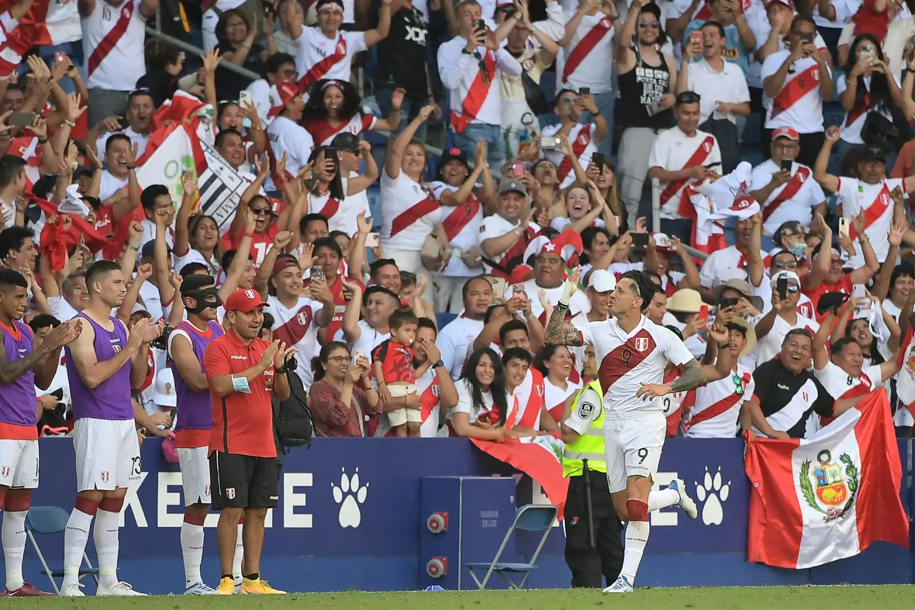 Gianluca Lapadula de Perú celebra después de marcar el primer gol de su equipo durante el partido amistoso de fútbol internacional entre Perú y Nueva Zelanda en el Estadio RCDE en Cornella de Llobregat. Foto: AFP