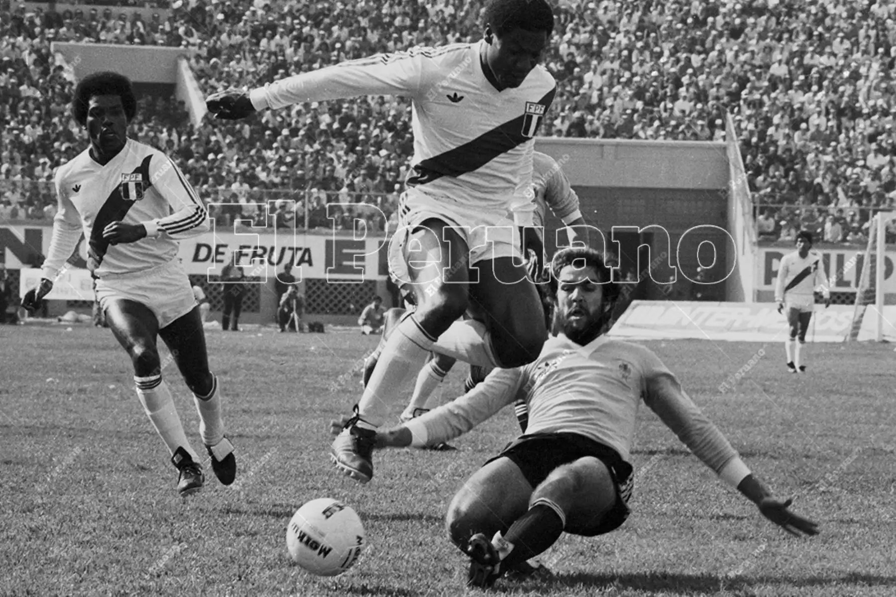 Lima - 5 setiembre 1981 / El delantero Guillermo La Rosa supera la marca de un rival durante el partido en que Perú y Uruguay empataron sin goles, resultado que nos permitió clasificar al mundial de España 82. 
Foto: Archivo Histórico de El Peruano / Rolando Ángeles