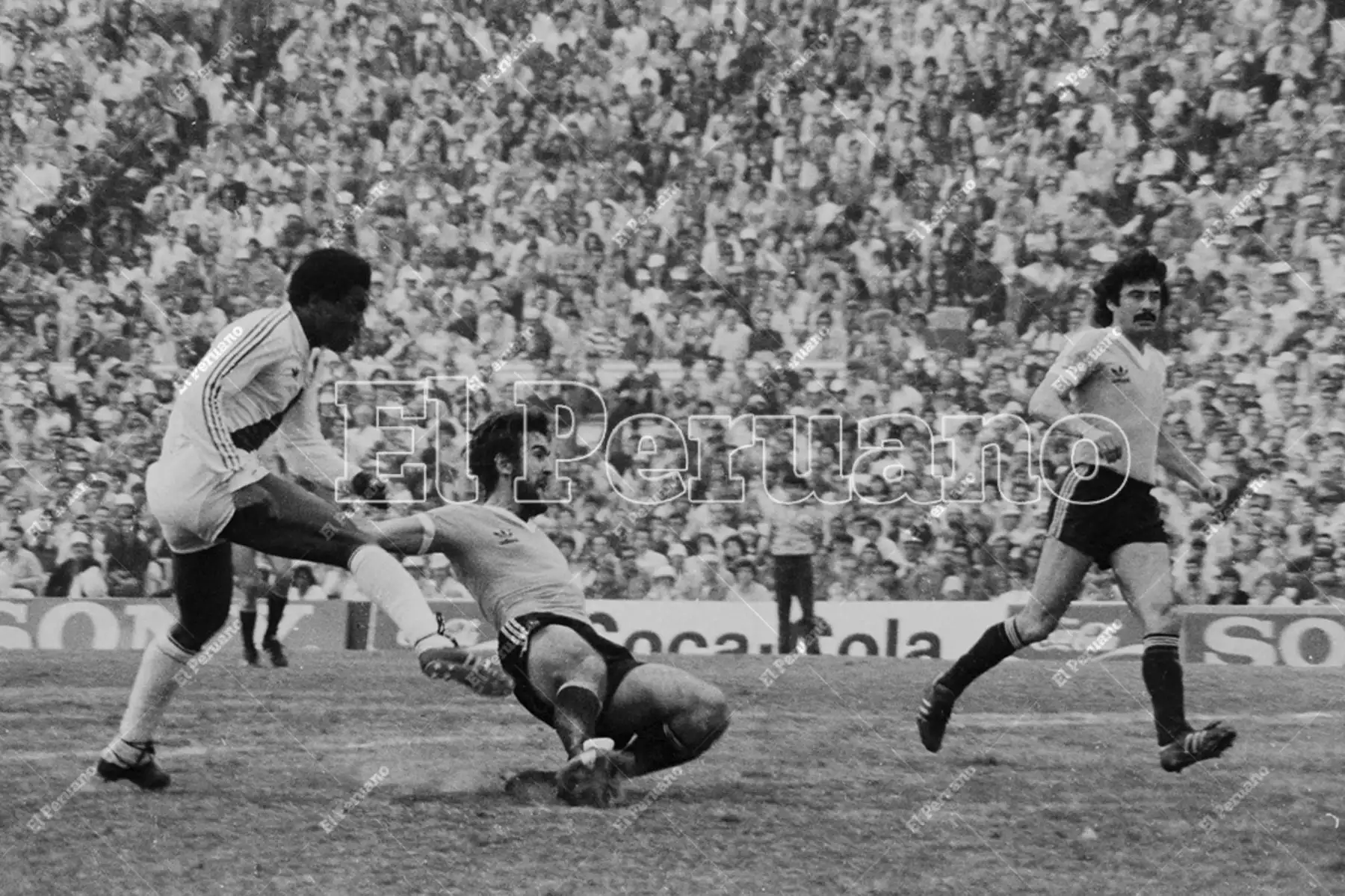 Montevideo, Uruguay - 23 agosto 1981 / El delantero Guillermo La Rosa supera la marca de dos rivales y marca el primer gol en el partido que Perú le ganó a Uruguay por 2-1 en el estadio Centenario. La selección peruana quedó a un punto de clasificar al mundial de España 82.
 Foto: Archivo Histórico de El Peruano / Rómulo Luján