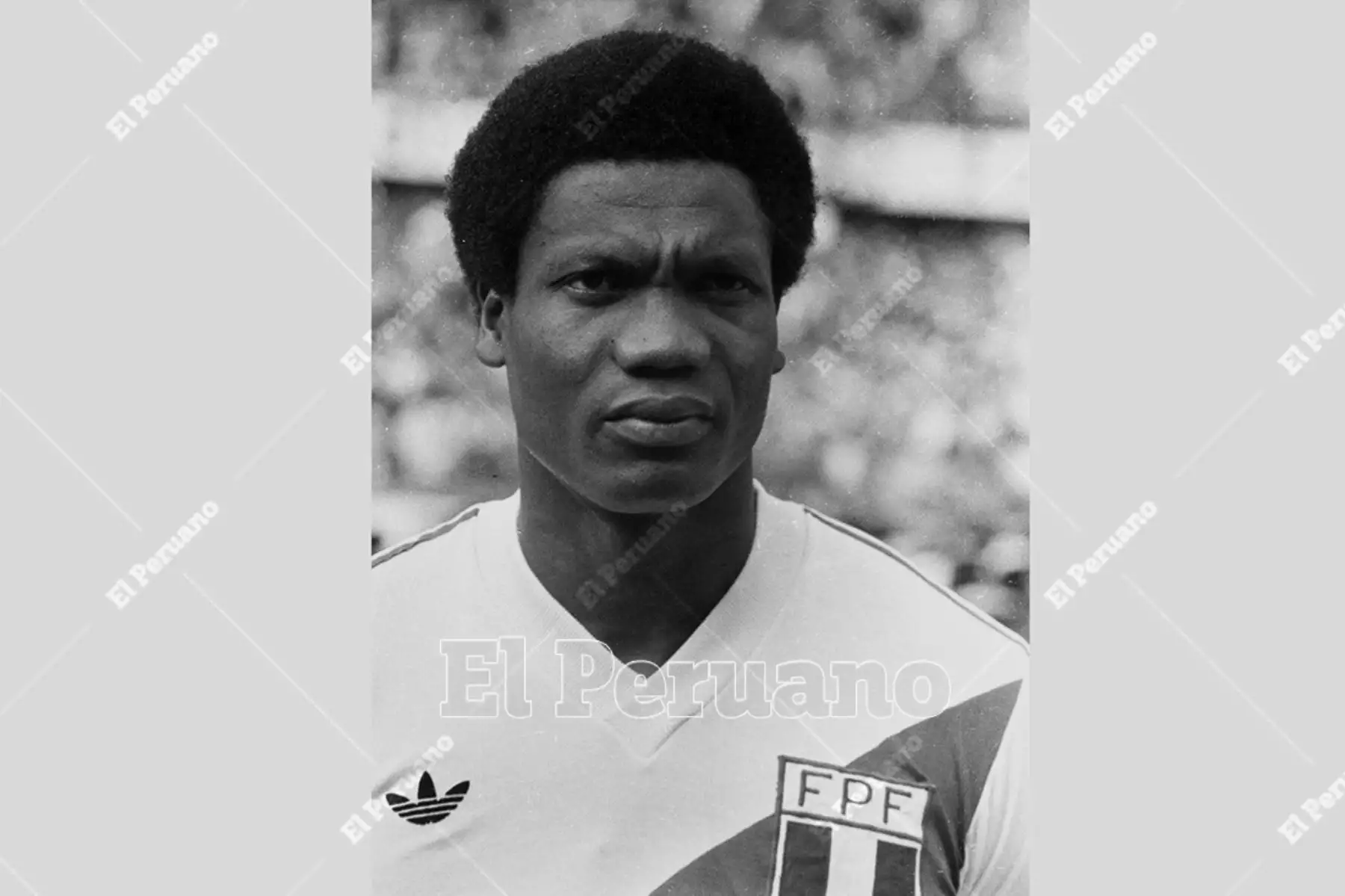 Lima - 16 agosto 1981 / El delantero Guillermo La Rosa antes del partido entre Perú y Colombia  por el Grupo 2 de las eliminatorias sudamericanas  para el mundial  España 82. El encuentro se jugó en el Estadio Nacional y terminó con triunfo peruano por 2-0. 
Foto: Archivo Histórico de El Peruano / Oswaldo Sánchez