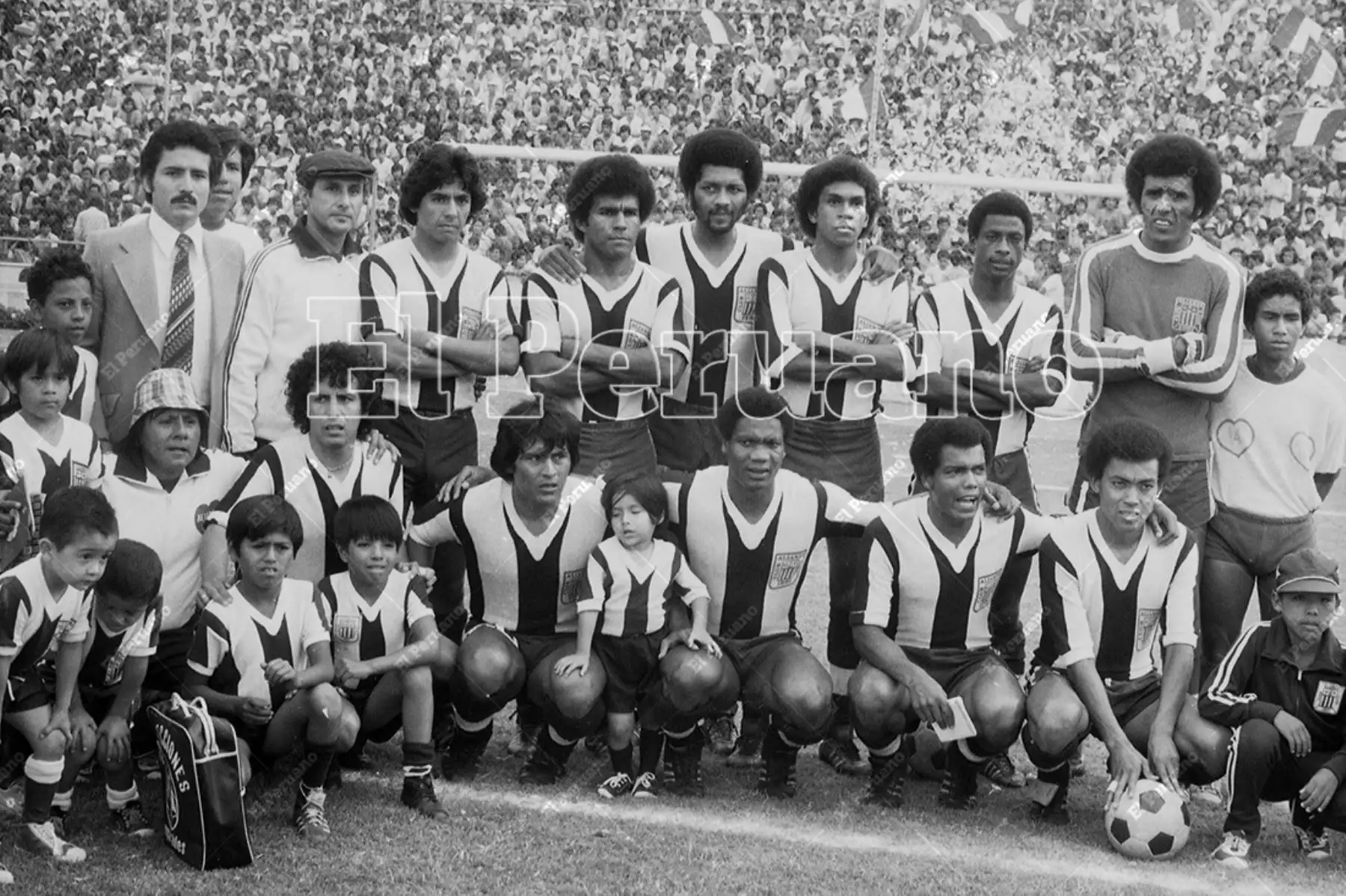 Lima - 21 enero 1979 / Guillermo La Rosa junto a Hugo Sotil y Teófiolo Cubillas en el cuadro de Alianza Lima que se coronó bicampeón del fútbol peruano. 
Foto: Archivo Histórico de El Peruano / Oswaldo Sánchez