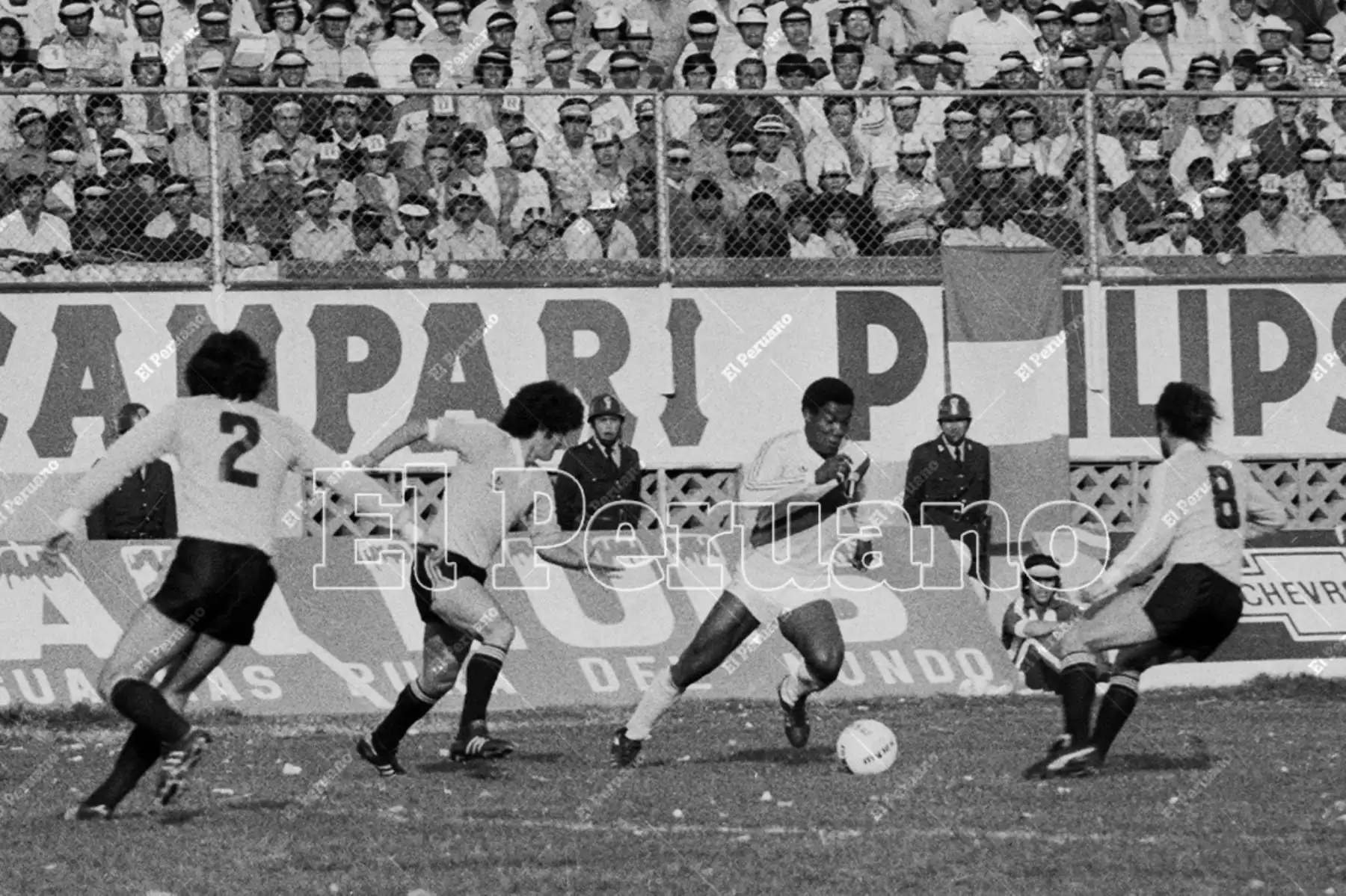 Lima - 5 setiembre 1981 / El delantero Guillermo La Rosa intenta superar a varios rivales en el partido que la selección peruana empató sin goles con Uruguay, resultado que le permitió clasificar al mundial de España 82. 
Foto: Archivo Histórico de El Peruano / Rómulo Luján