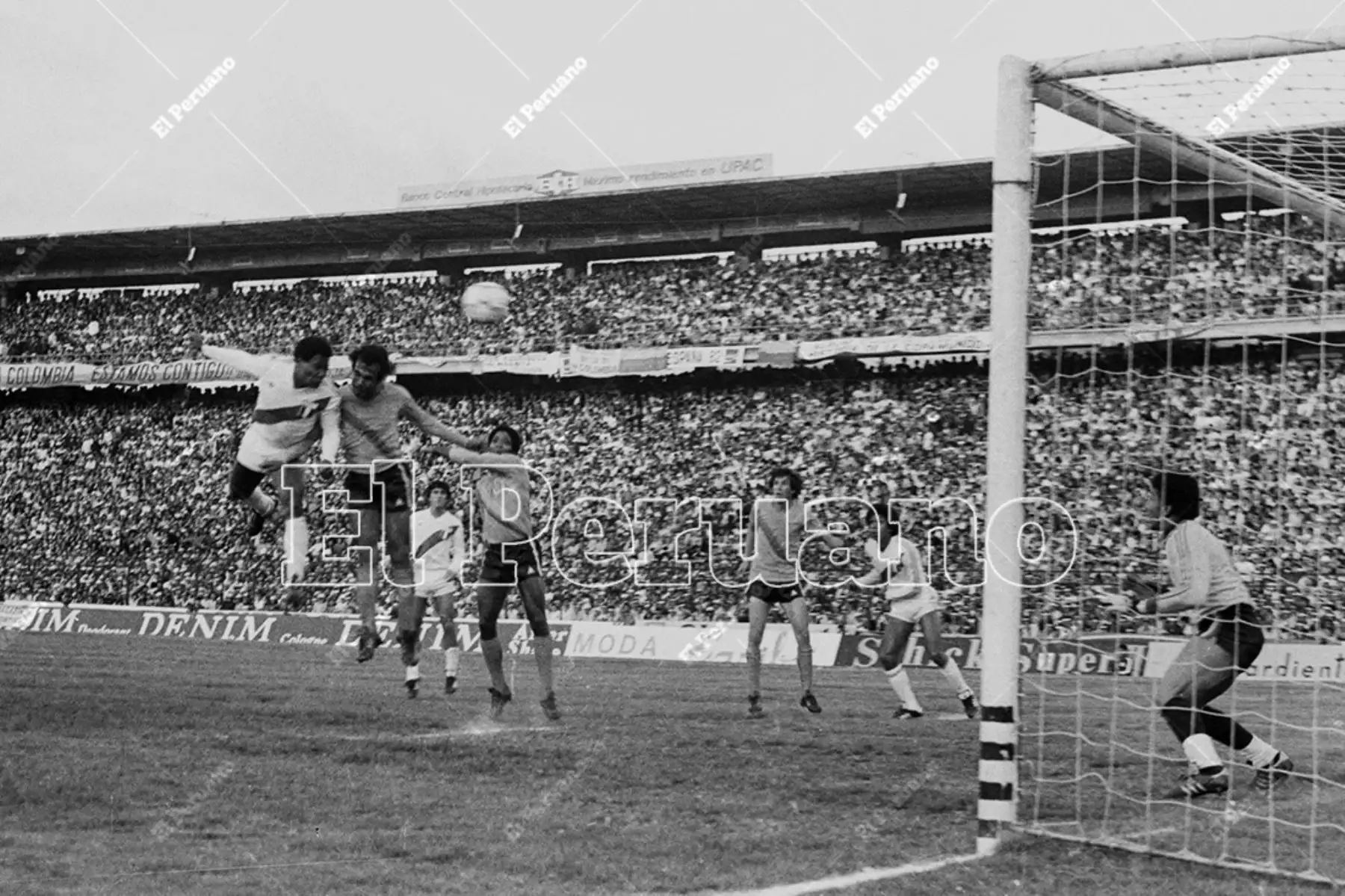 Bogotá - 26 de julio 1981 / Guillermo La Rosa marca el gol del empate en el encuentro entre las selecciones de Colombia y Perú que igualaron 1-1 en la primera fecha del grupo 2 de las eliminatorias sudamericanas para el mundial de España 82. El partido se jugó en el estadio Nemesio Camacho, "El Campín de Bogotá". 
Foto: Archivo Histórico de El Peruano / Alejandro Aguirre