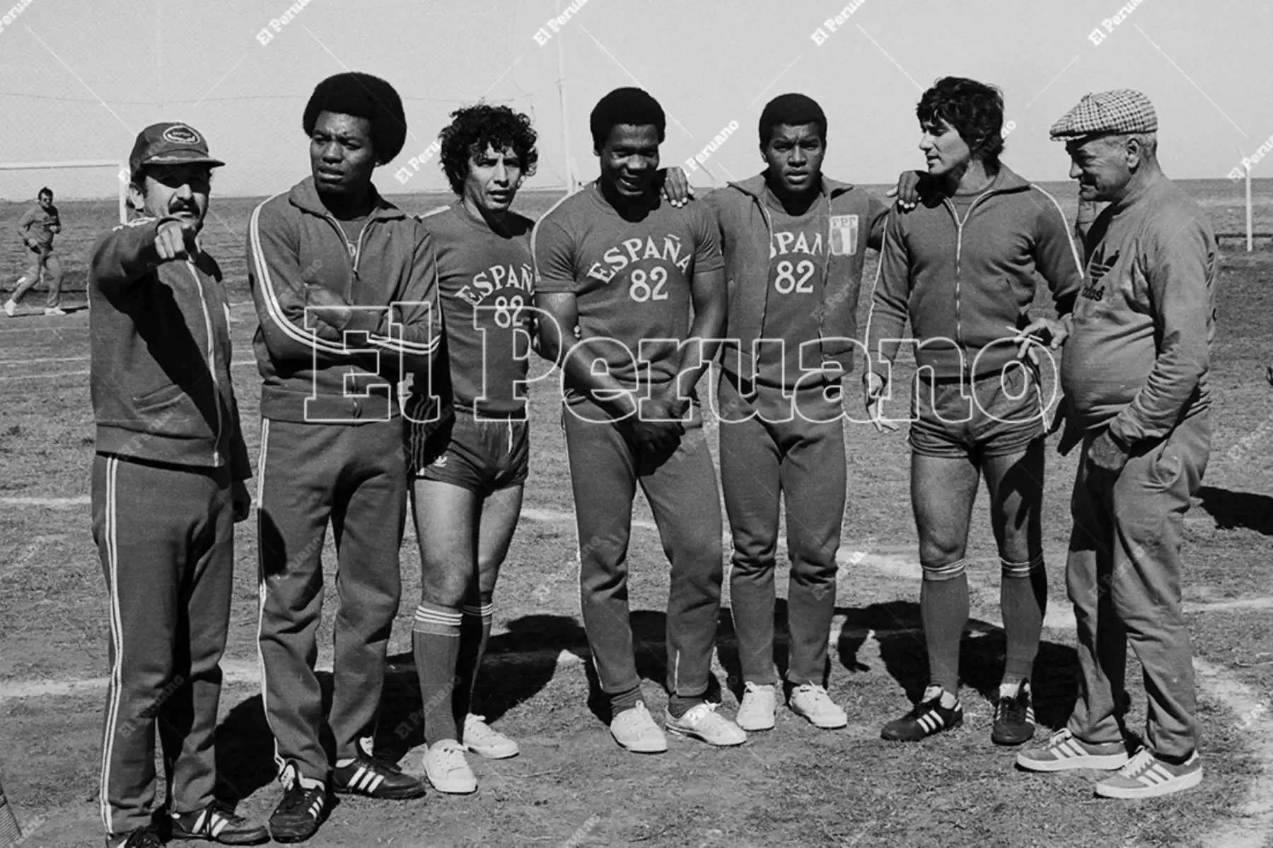 Montevideo, Uruguay - 20 agosto 1981 / El director técnico de la selección peruana de fútbol, Elba de Padua Lima Tim conversa con Juan Carlos Oblitas, Julio César Uribe, Guillermo La Rosa, César Cueto y Gerónimo Barbadillo durante los entrenamientos del combinado nacional que se prepara para el encuentro con Uruguay por  las eliminatorias sudamericanas para España 82. 
Foto: Archivo Histórico de El Peruano / Rómulo Luján