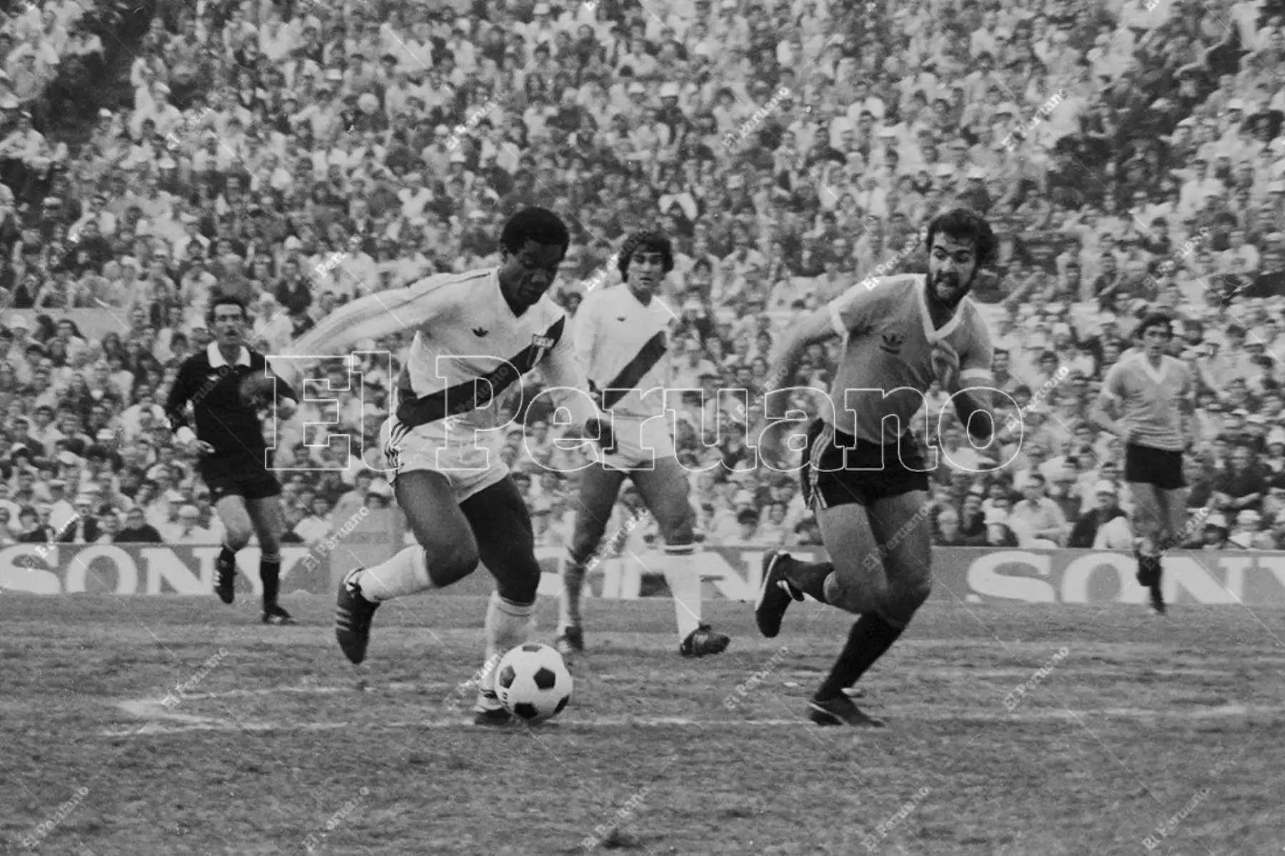 Montevideo, Uruguay - 23 agosto 1981 / El delantero Guillermo La Rosa en el partido que Perú le ganó a Uruguay por 2-1 en el estadio Centenario. La selección peruana alcanzó la punta del Grupo 2 de las eliminatorias sudamericanas y quedó a un punto de clasificar al mundial de España 82. 
Foto: Archivo Histórico de El Peruano / Rómulo Luján