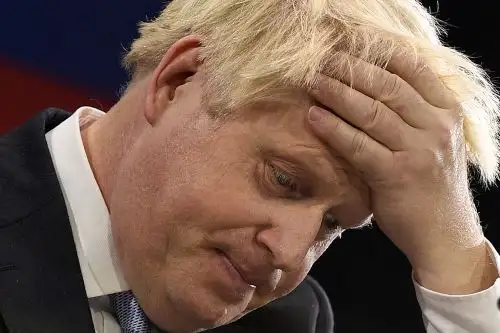 Johnson, que solo recibió una multa por haber obtenido en una fiesta por su 56 cumpleaños, pidió perdón asegurando que no se le había "ocurrido" que el breve encuentro "pudiera constituir una infracción de las normas". Foto: AFP