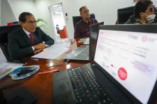 Ministro de la Producción, Jorge Luis Prado, sustenta ante la Comisión de Presupuesto del Congreso, proyecto de ley para impulsar el desarrollo industrial del país. Foto: Cortesía.