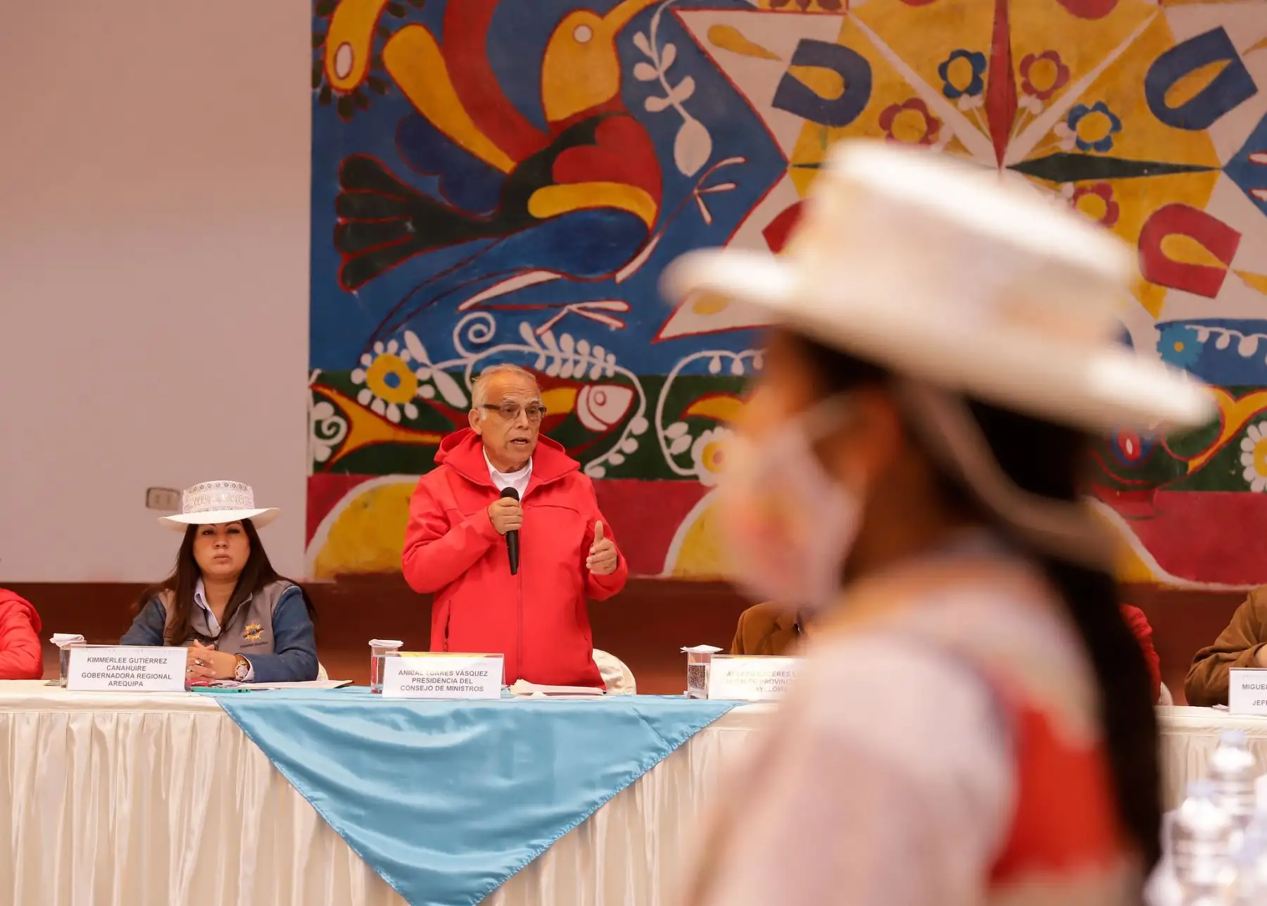 El presidente del Consejo de Ministros, Aníbal Torres junto con una delegación del Ejecutivo llega a la  provincia de Caylloma, Arequipa, para sostener una reunión de trabajo con autoridades locales y dirigentes. 
Foto: PCM