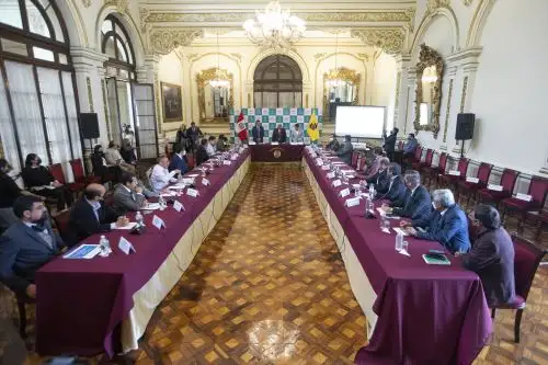 El burgomaestre Miguel Eugenio Romero Sotelo explicó a las autoridades de la mancomunidad que son obras que desarrolla la Municipalidad de Lima, a través del gobierno regional, Invermet y Emape. ANDINA/ Municipalidad de Lima