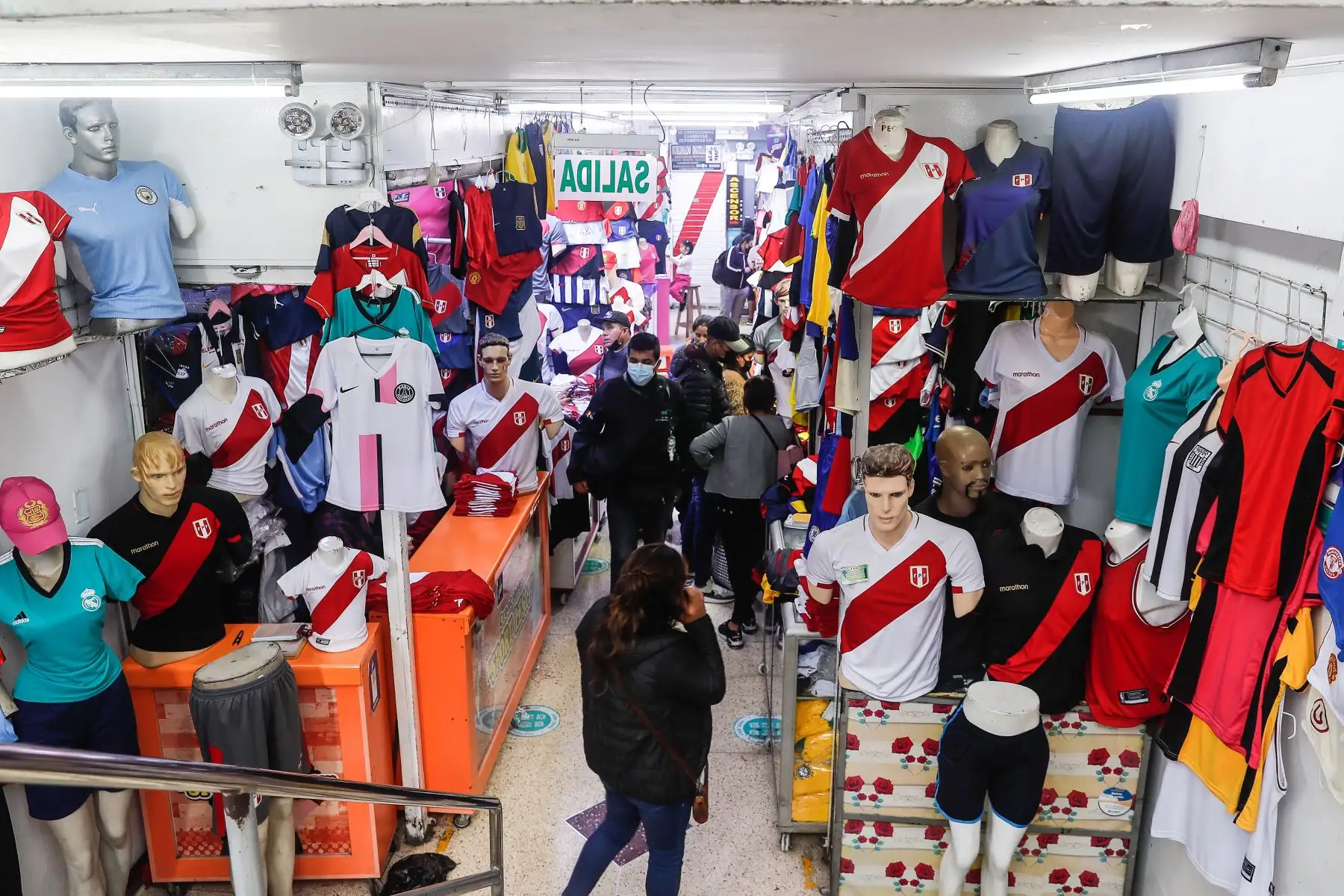 Incrementan las ventas de camisetas de la Selección, en Gamarra, a una semana de disputarse el partido de repechaje rumbo al Mundial Qatar 2022. Foto: ANDINA/Renato Pajuelo