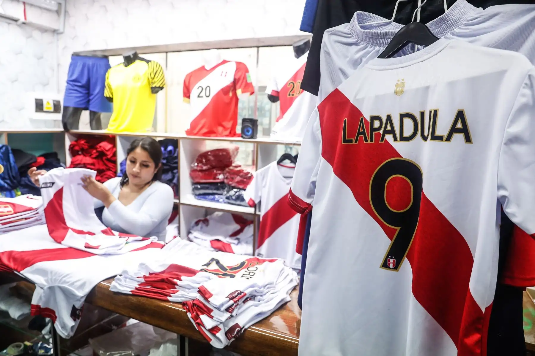 Incrementan las ventas de camisetas de la Selección, en Gamarra, a una semana de disputarse el partido de repechaje rumbo al Mundial Qatar 2022. Foto: ANDINA/Renato Pajuelo