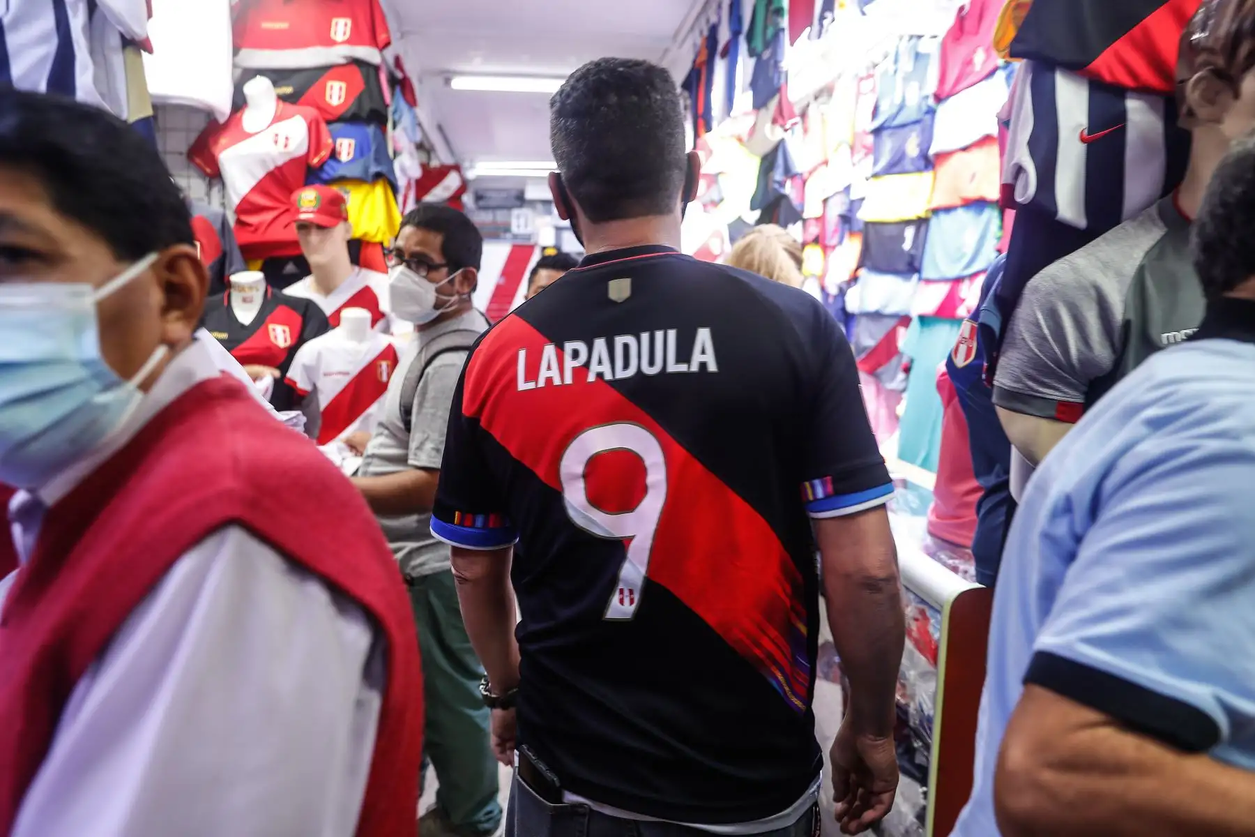 Incrementan las ventas de camisetas de la Selección, en Gamarra, a una semana de disputarse el partido de repechaje rumbo al Mundial Qatar 2022. Foto: ANDINA/Renato Pajuelo