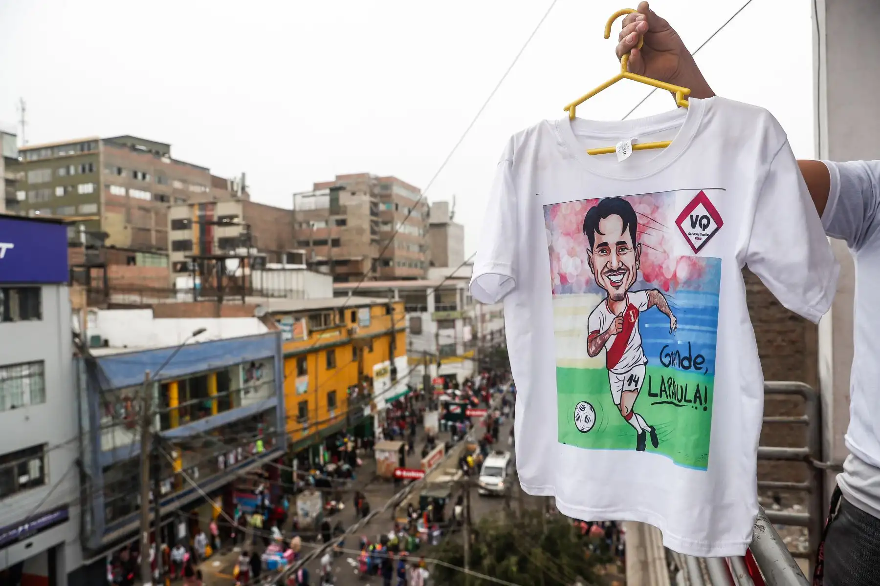 Incrementan las ventas de camisetas de la Selección, en Gamarra, a una semana de disputarse el partido de repechaje rumbo al Mundial Qatar 2022. Foto: ANDINA/Renato Pajuelo